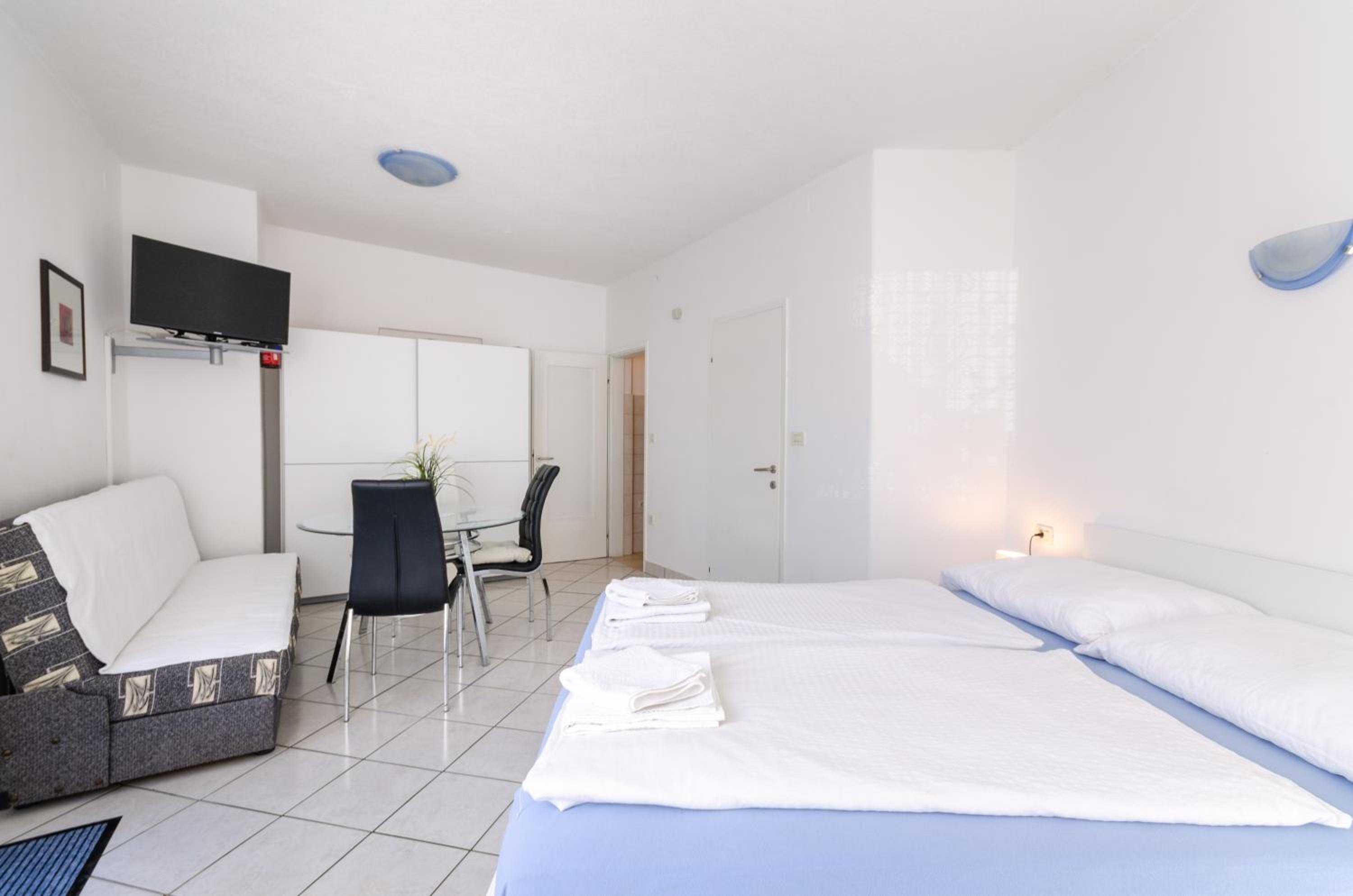 Studio Apartment - Photo 3