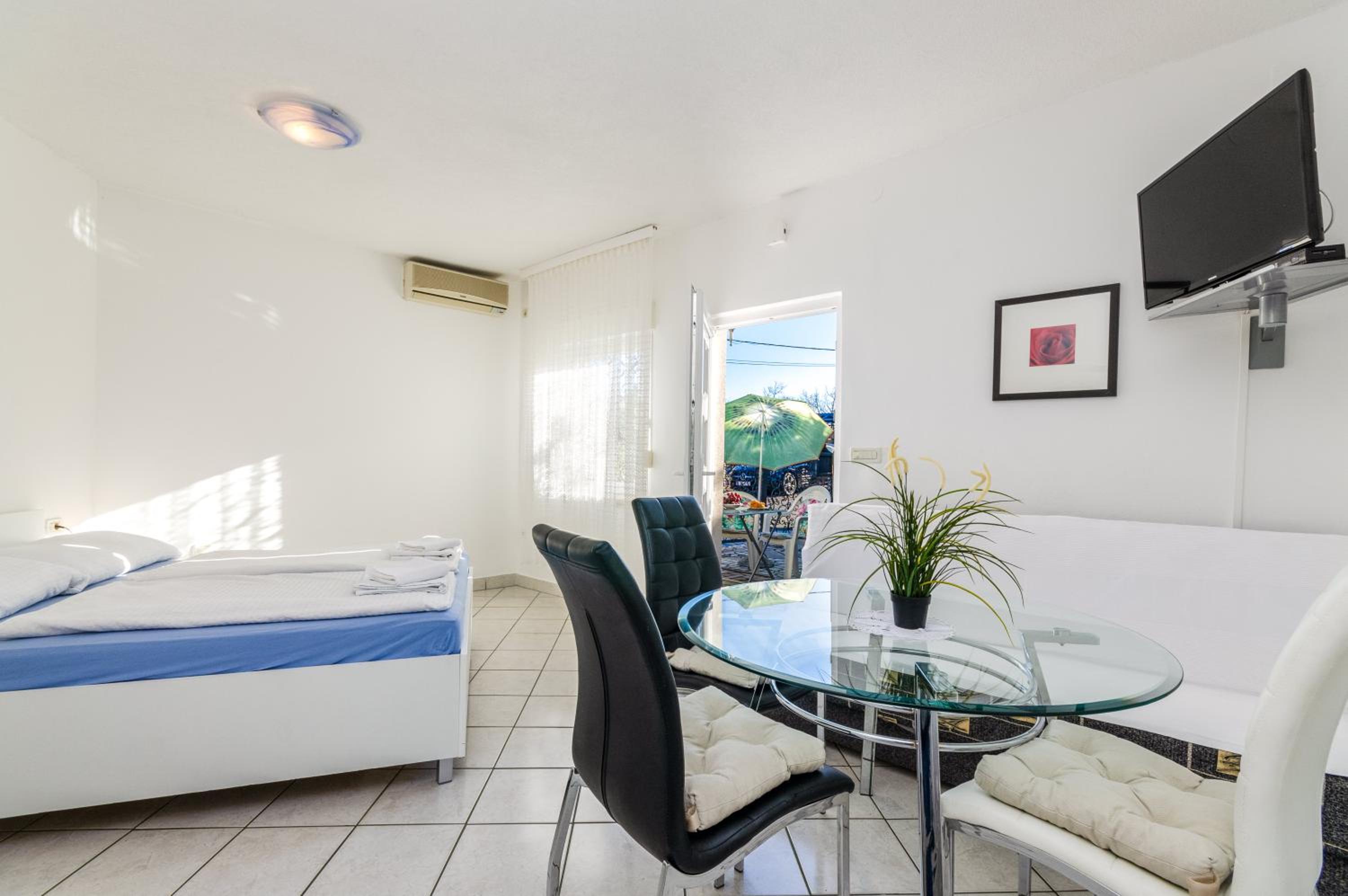 Studio Apartment - Photo 4