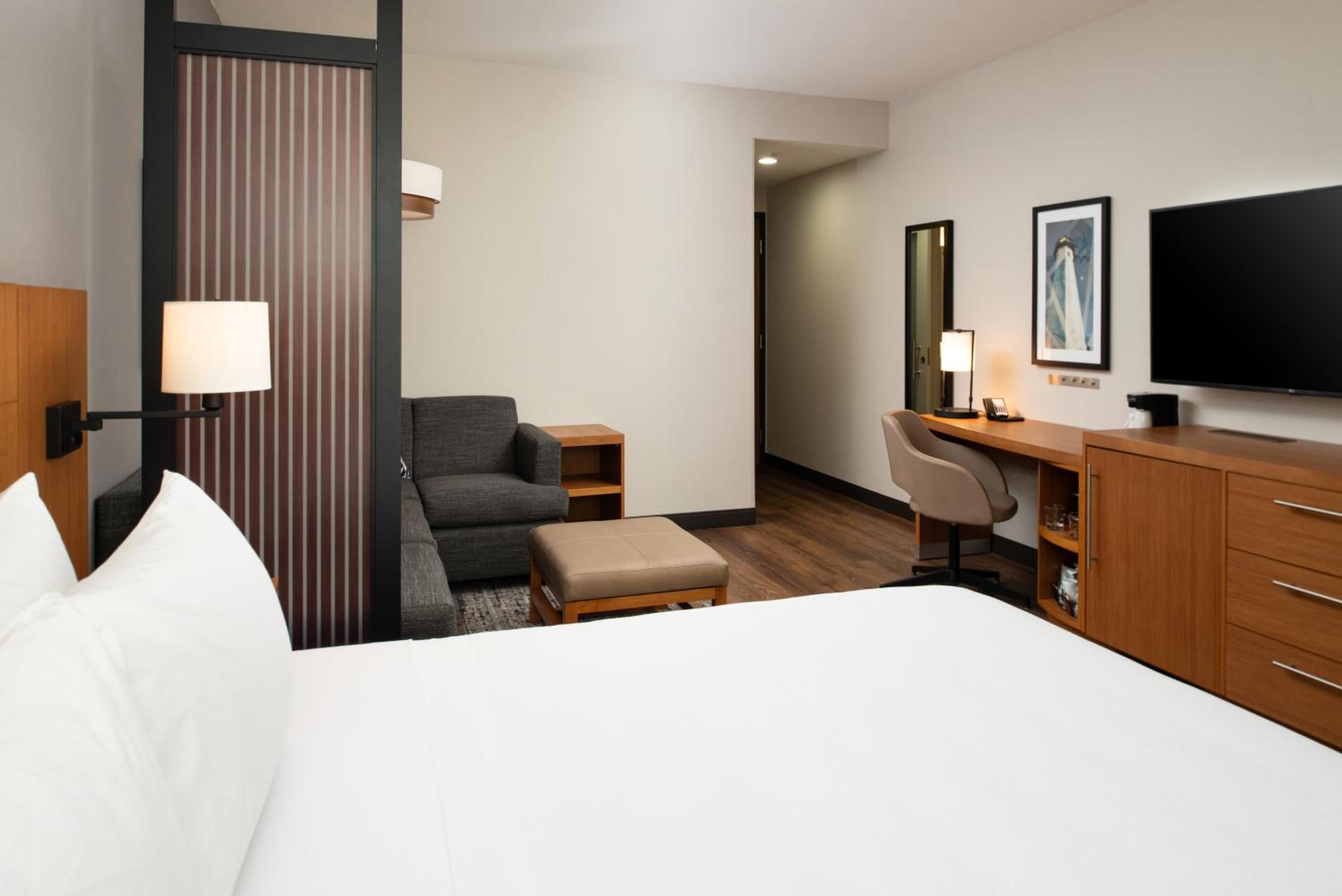 Standard King Room with Sofa Bed - Photo 12