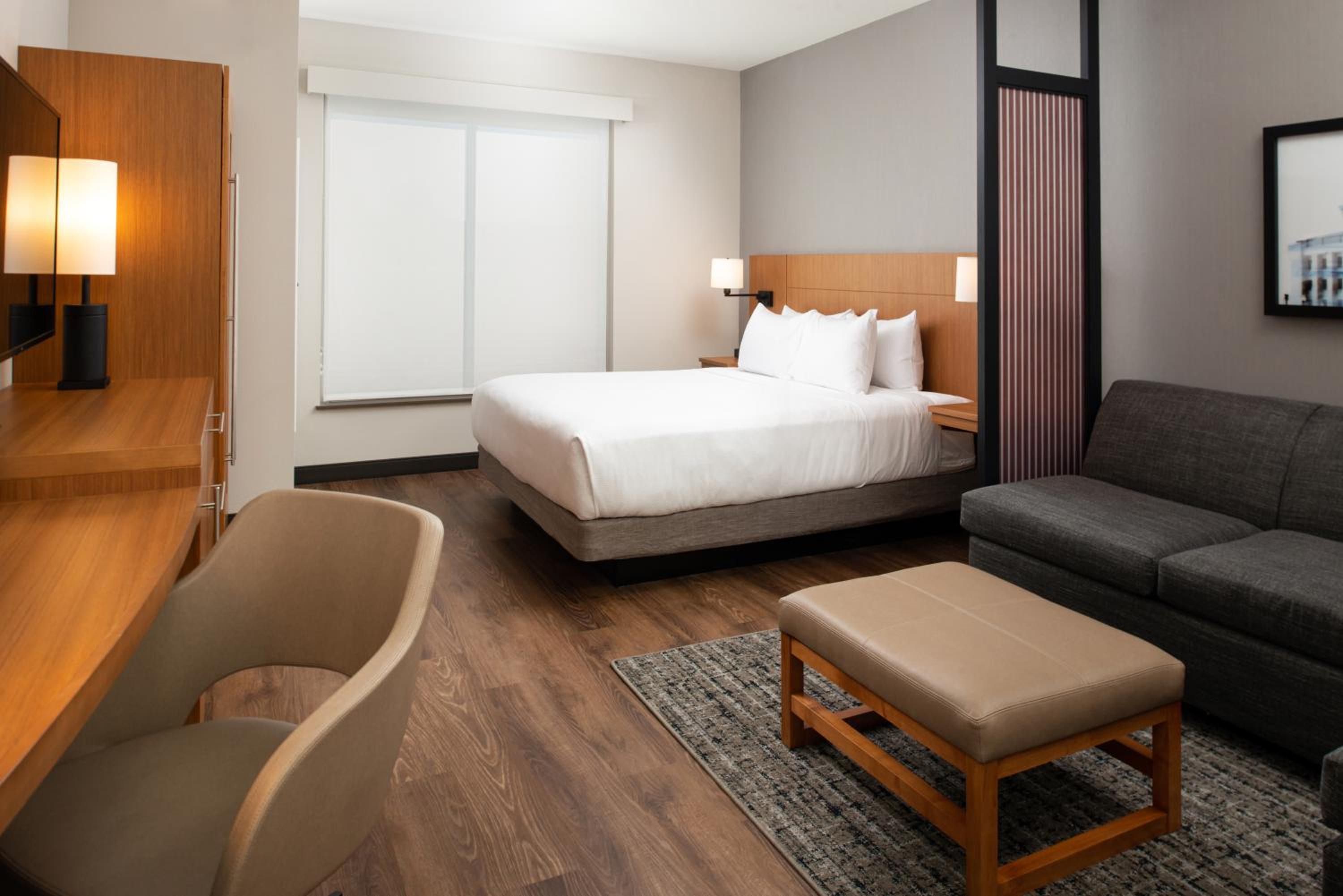 Standard King Room with Sofa Bed - Photo 2