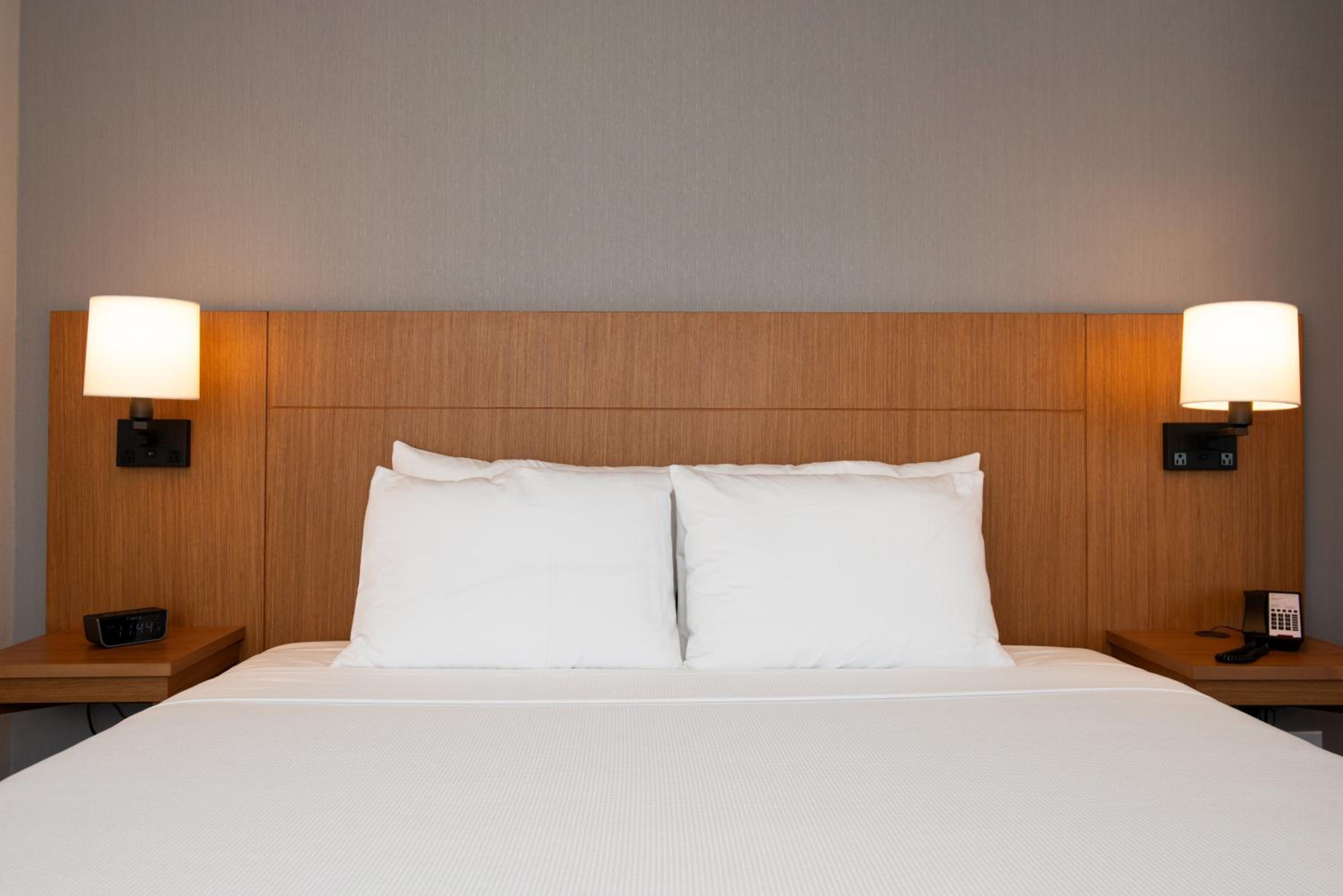 Standard King Room with Sofa Bed - Photo 11