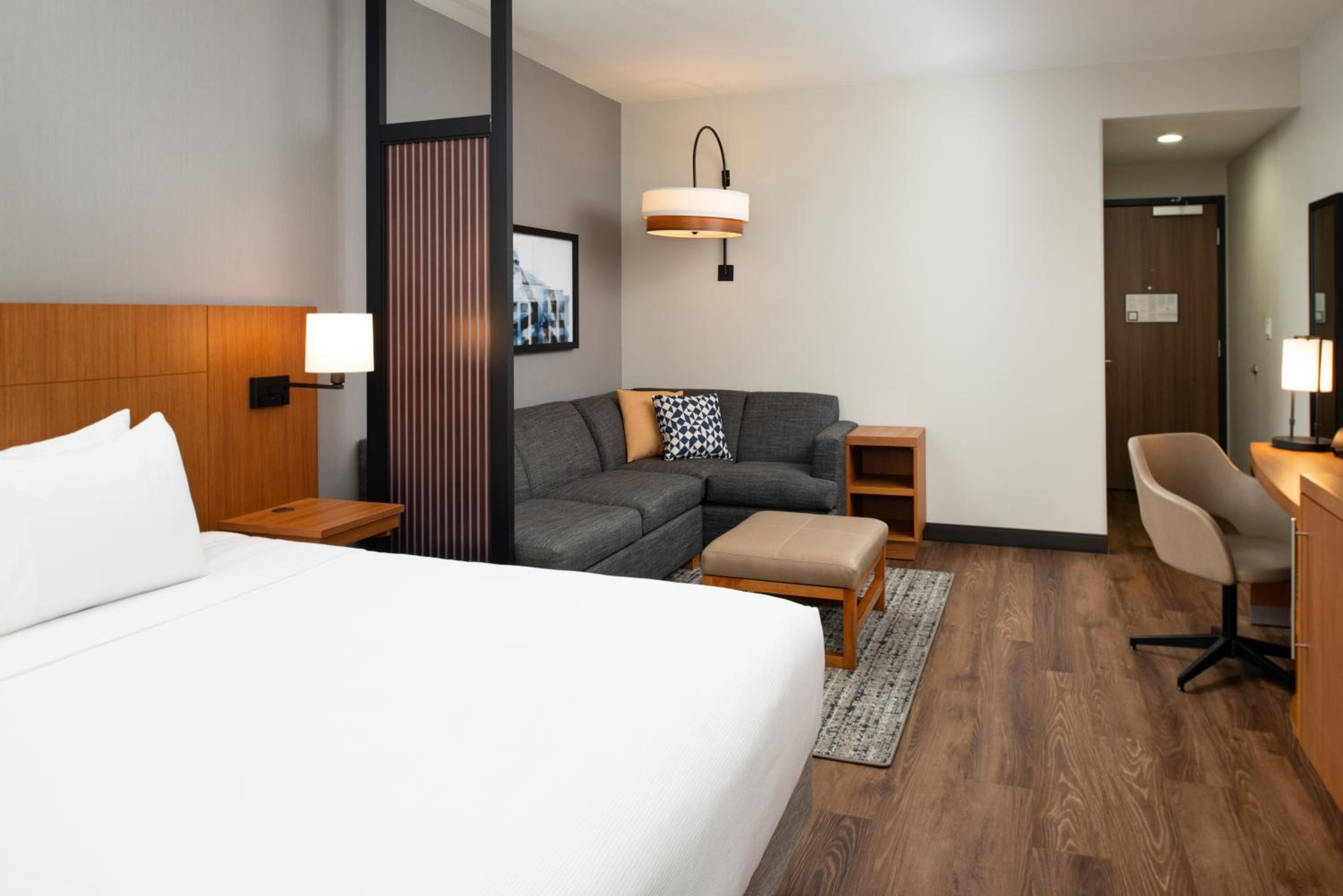 Standard King Room with Sofa Bed - Photo 13