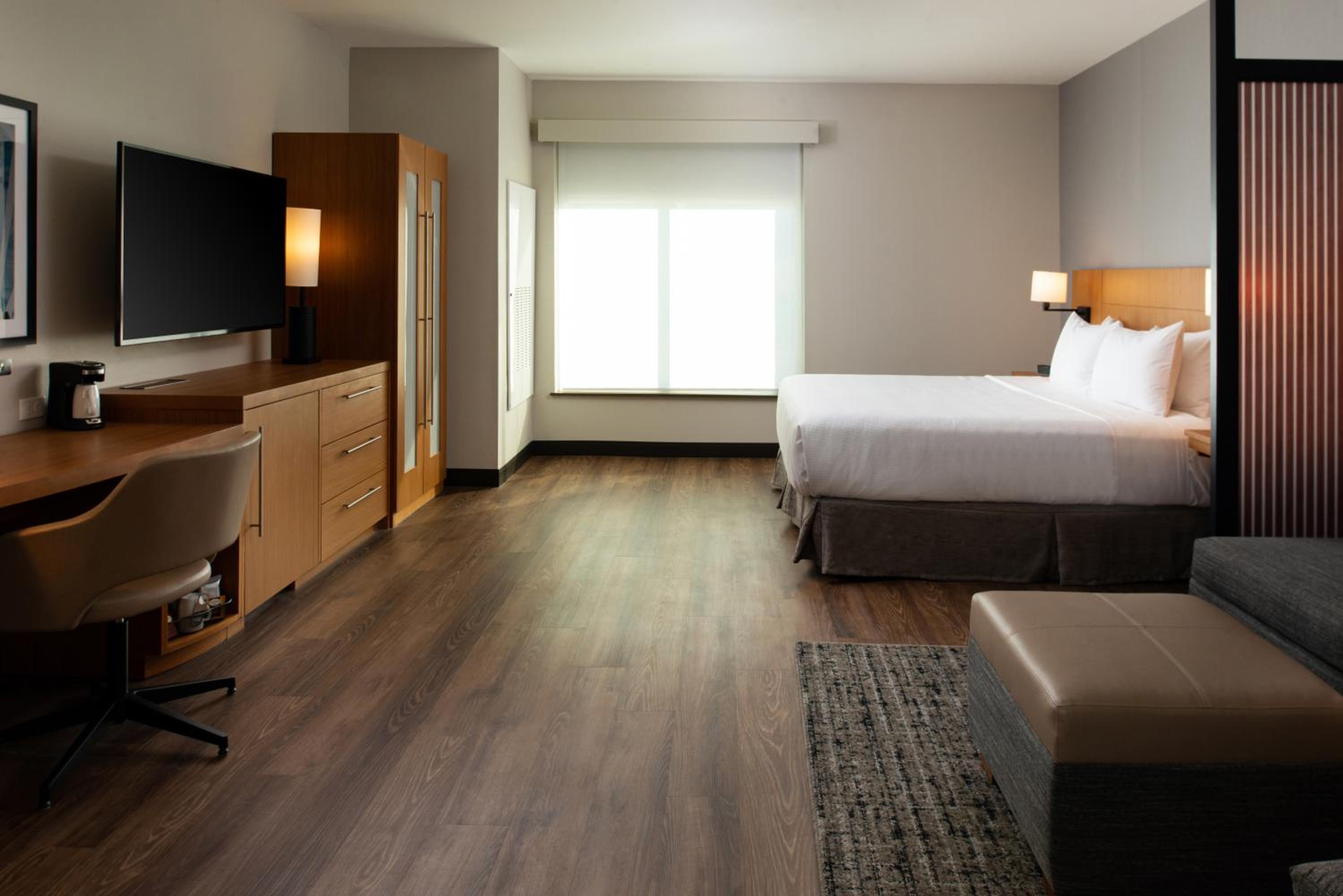 Standard King Room with Sofa Bed - Photo 6