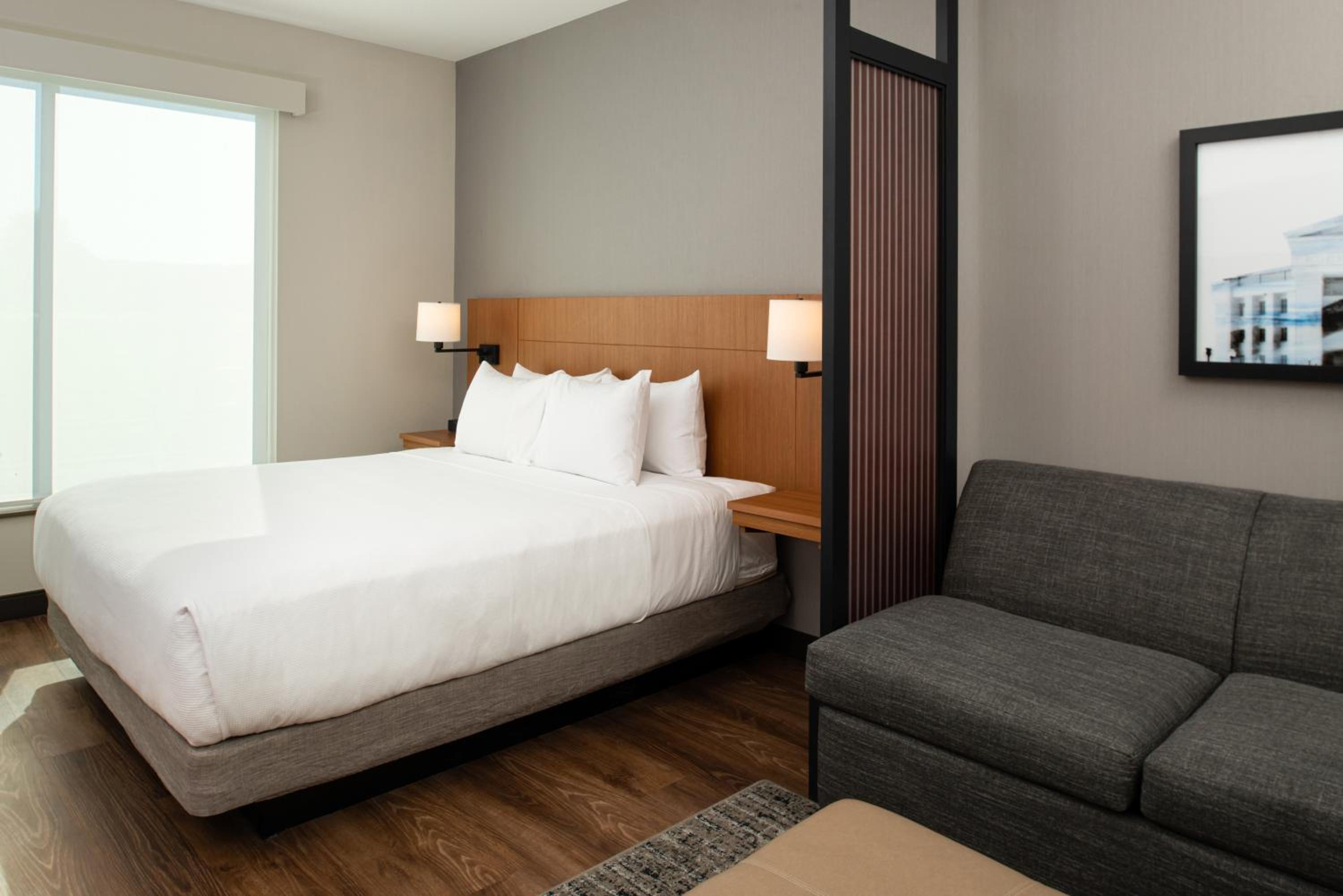 Standard King Room with Sofa Bed - Photo 5