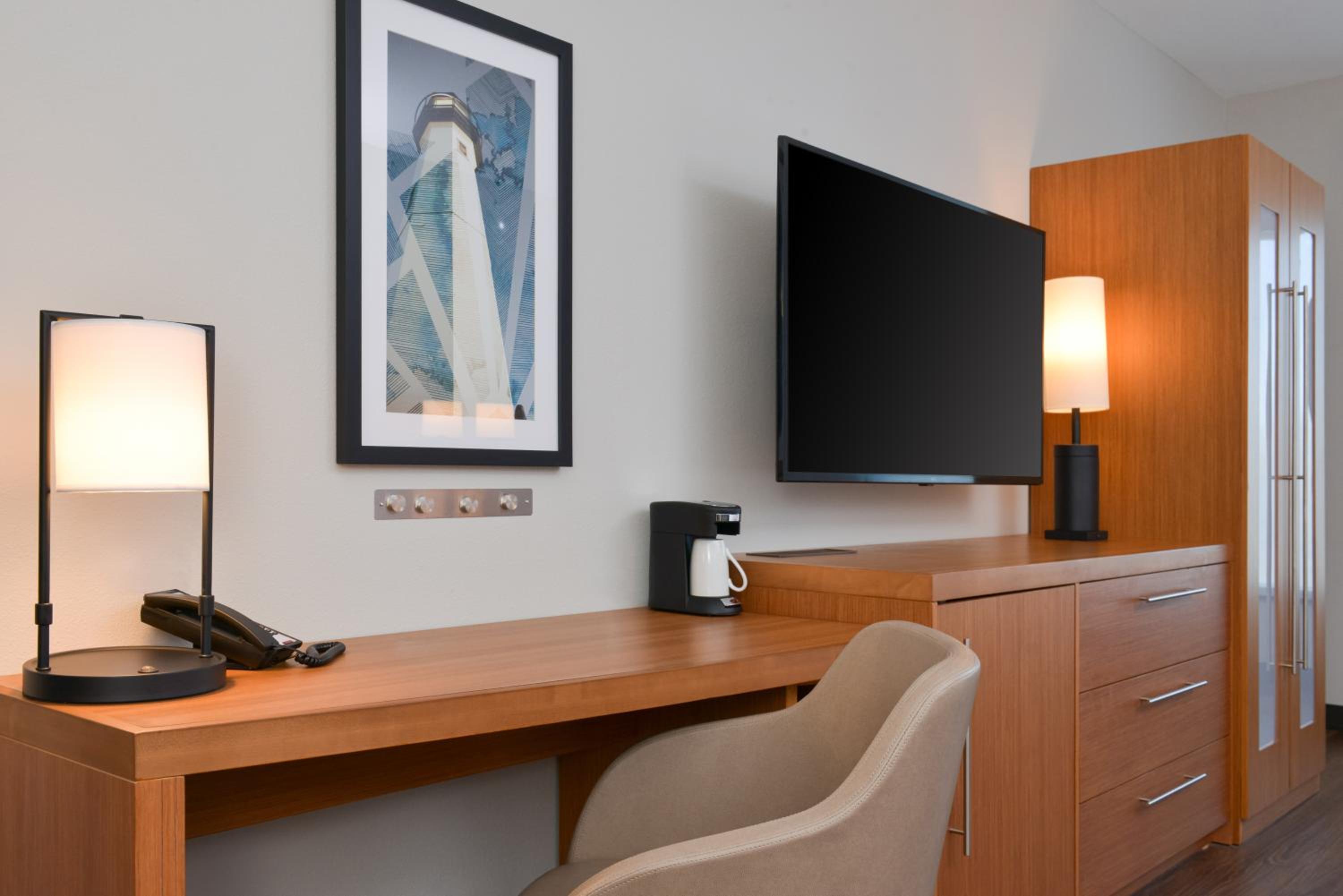 Standard King Room with Sofa Bed - Photo 10
