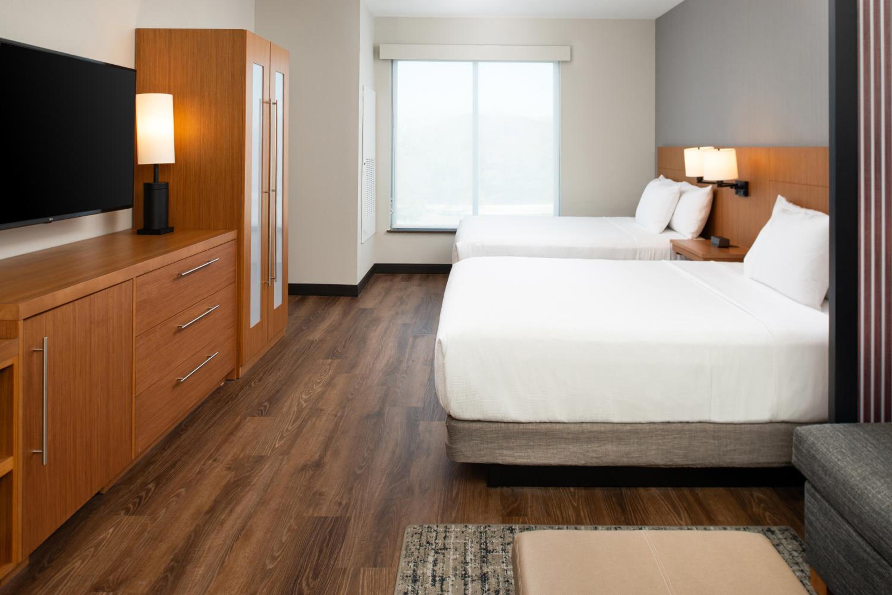 Standard Queen Room with Two Queen Beds and Sofa Bed - Photo 3