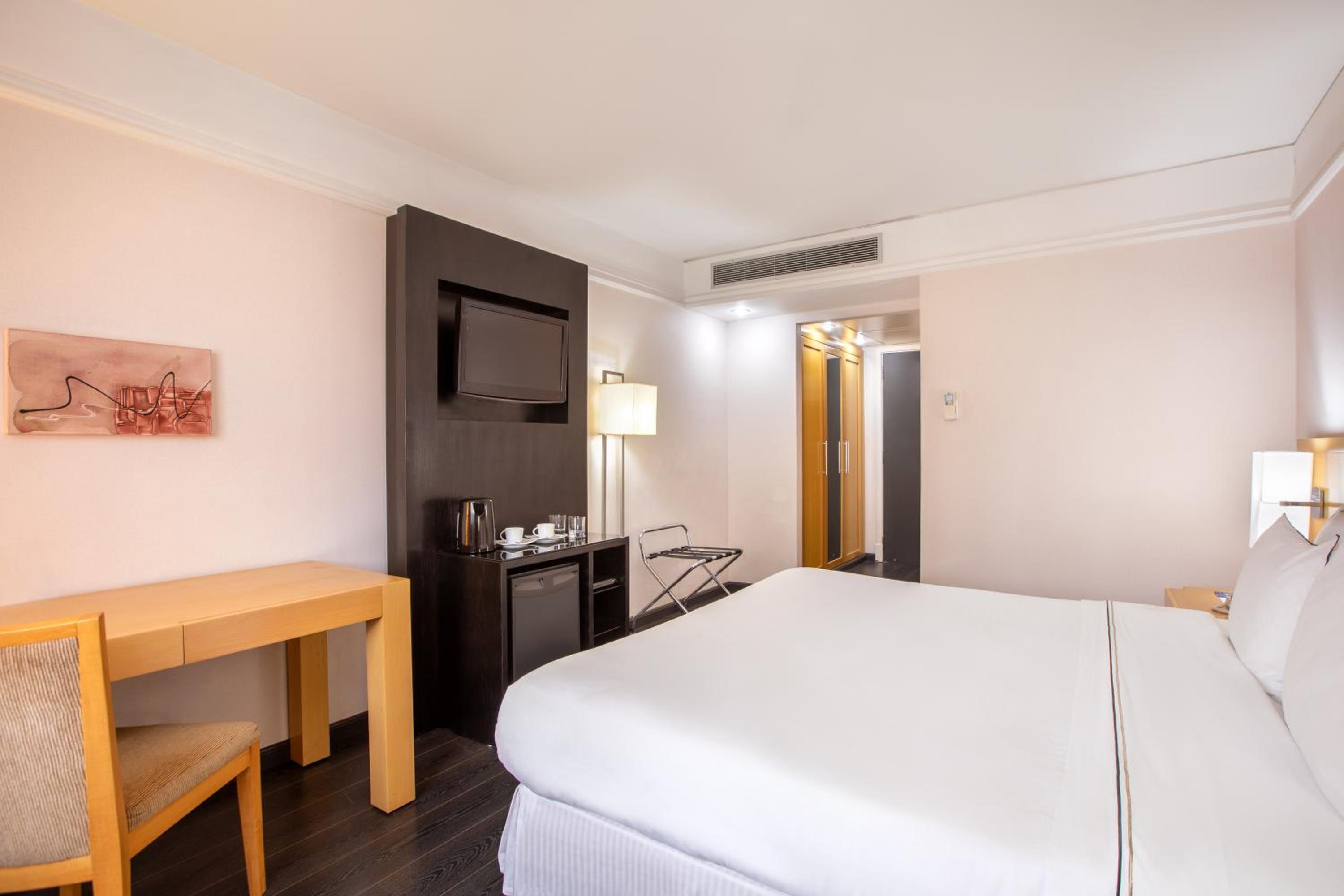 Premium Queen Room - Photo 3