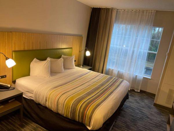 One-Bedroom King Suite - Non-Smoking - Photo 1