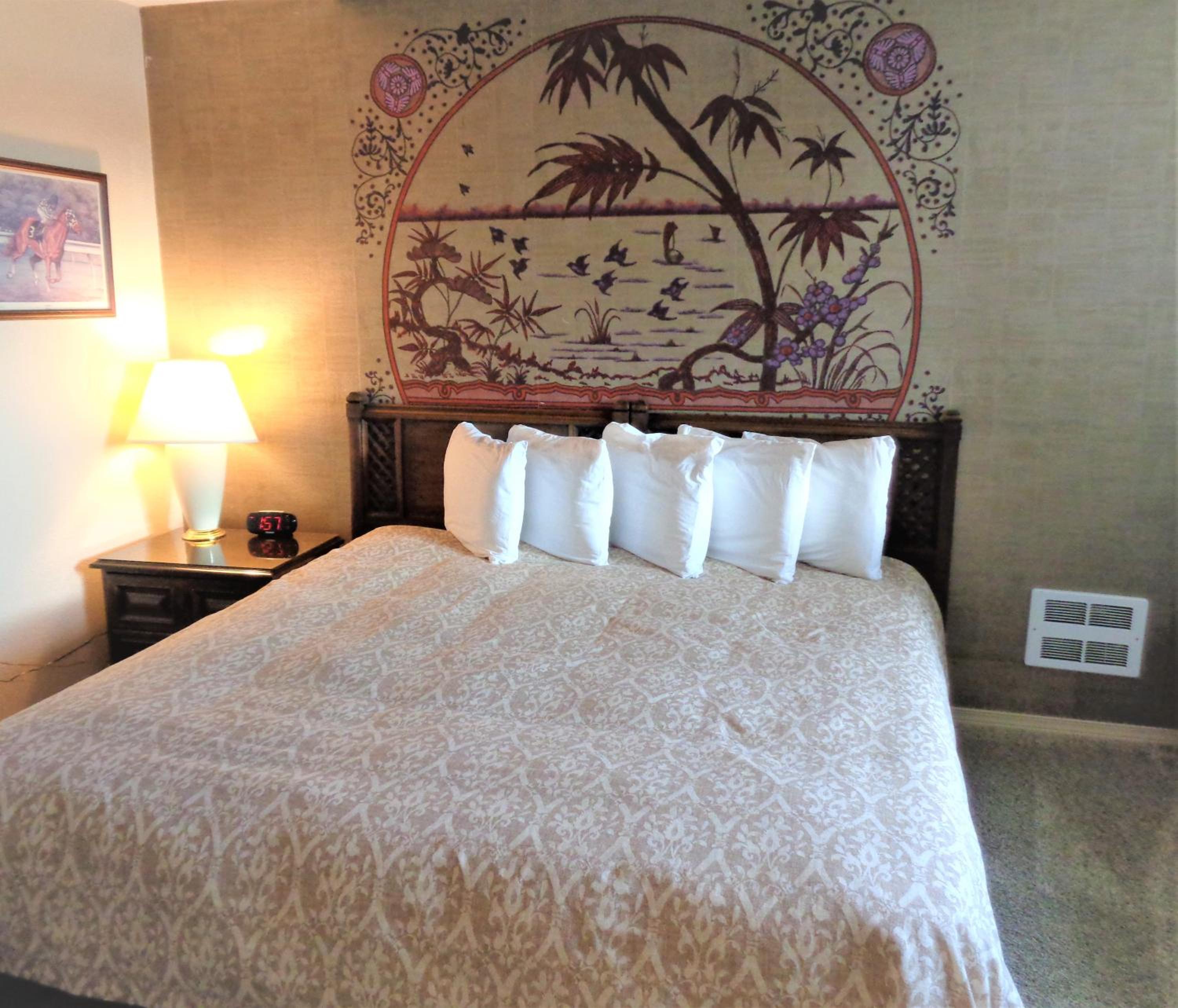 3 Bedroom Penthouse, (2 Kings, 1 Queen), View, Dog Friendly "John Wayne Suite"