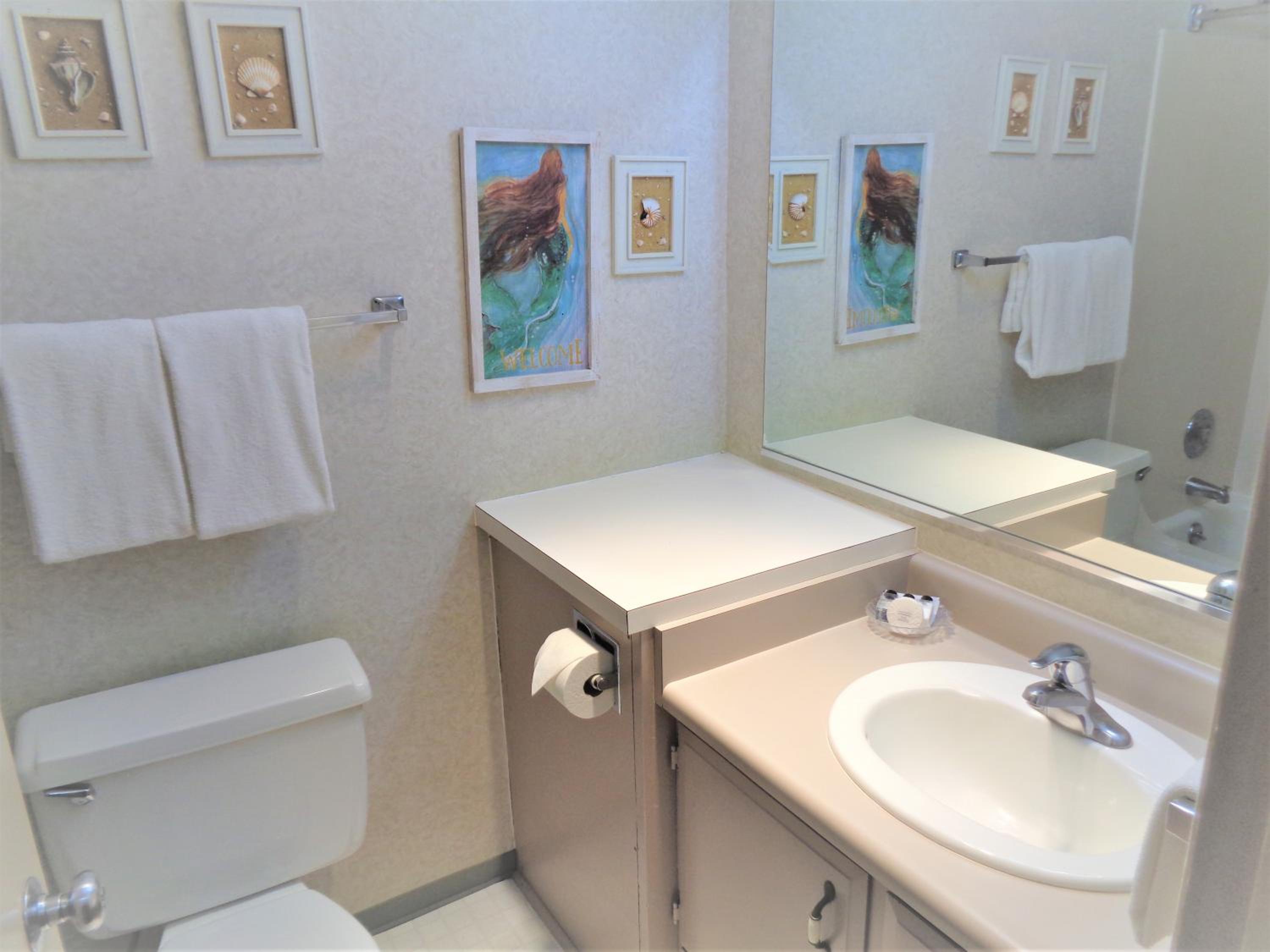 2 Bedroom, 3 Queens, View, No Pets photo 3