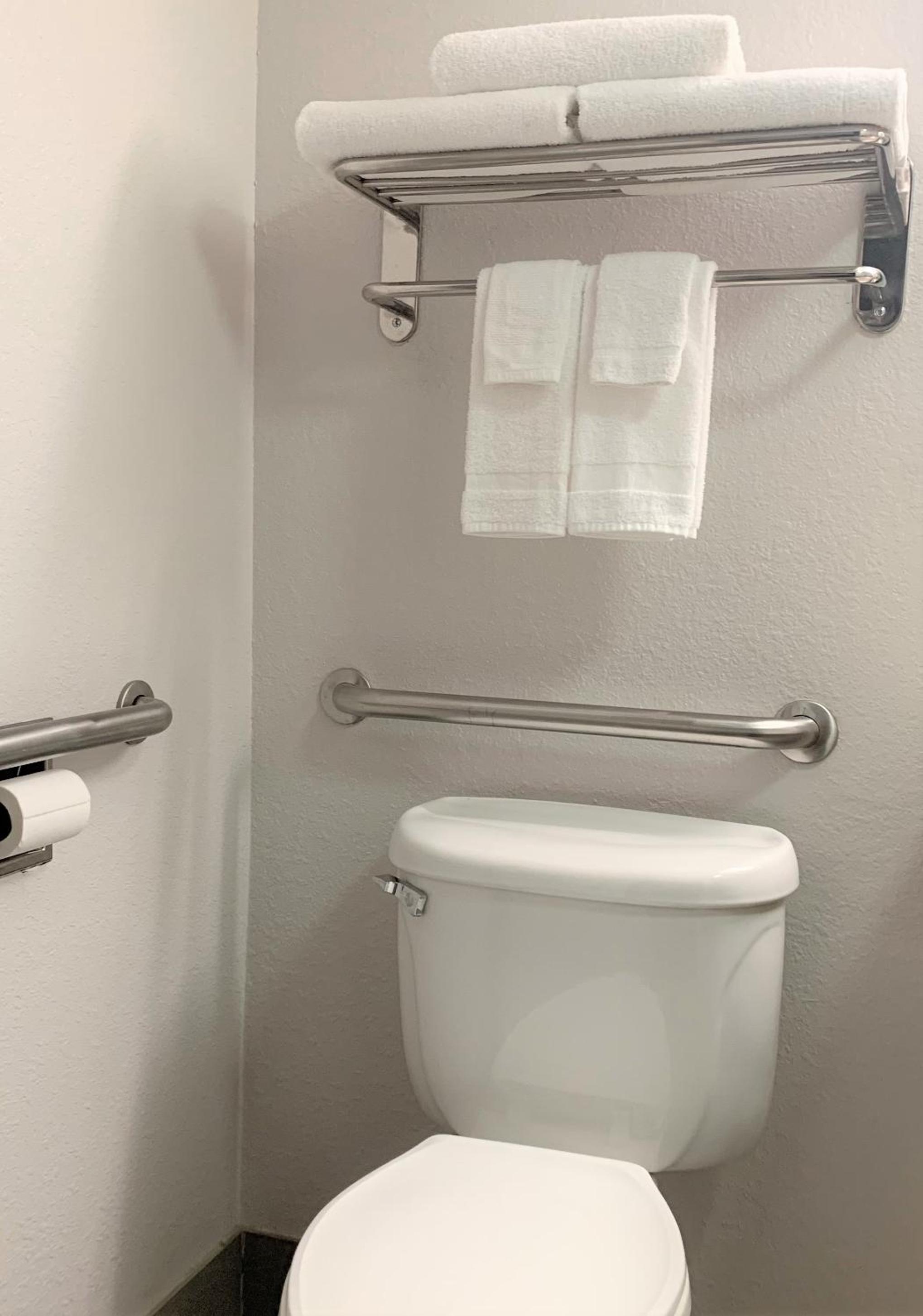 King Room with Roll-in Shower - Disability Access/Non-Smoking - Photo 2
