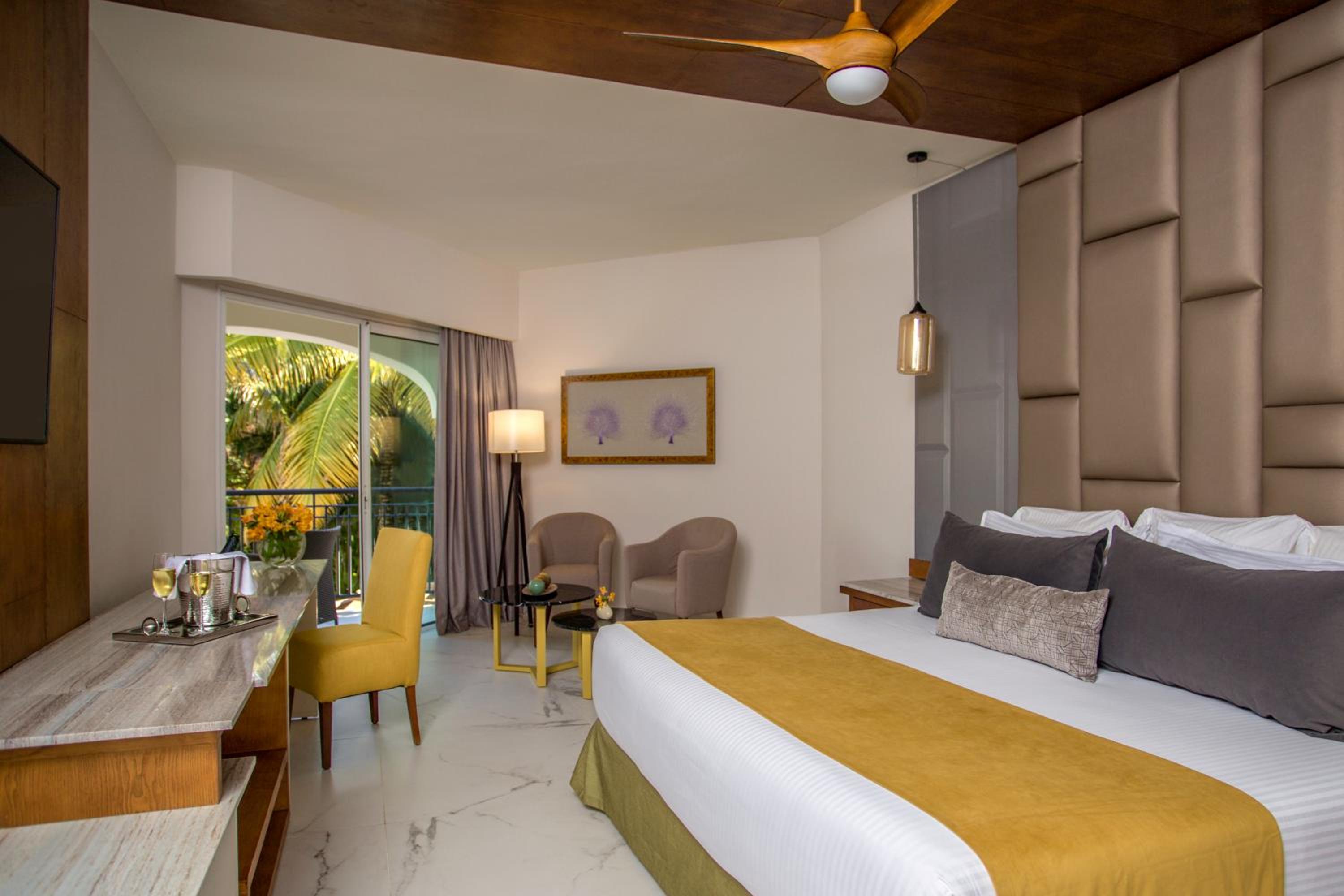 Preferred Club Junior Suite Tropical View King - Photo 1