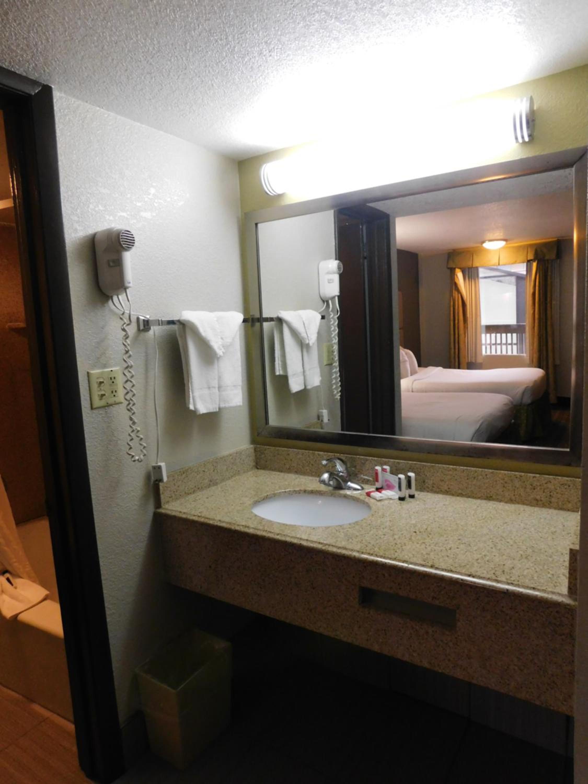 Standard Room, 2 Queen Beds, Non Smoking - Photo 4