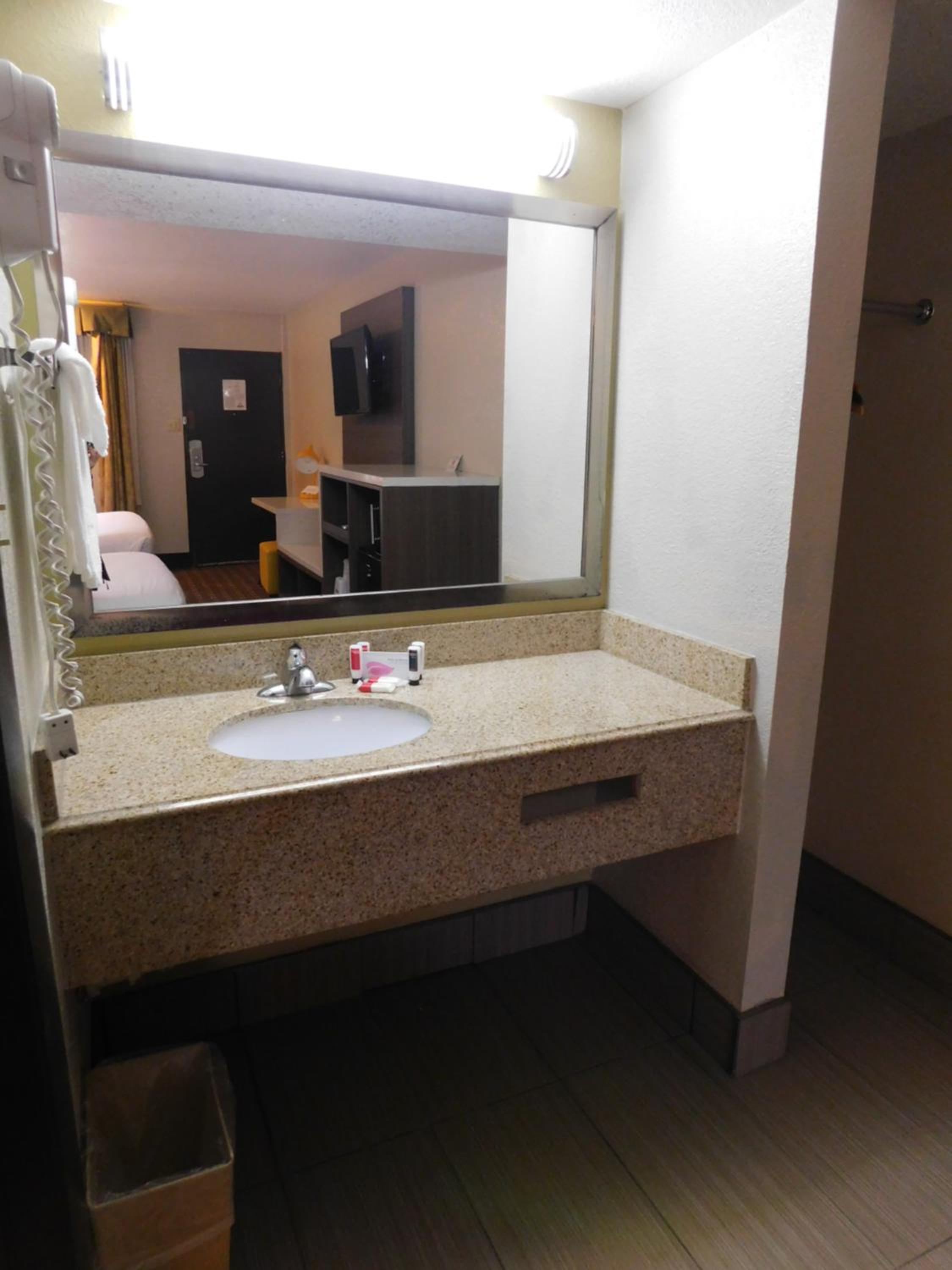 Standard Room, 2 Queen Beds, Non Smoking - Photo 3