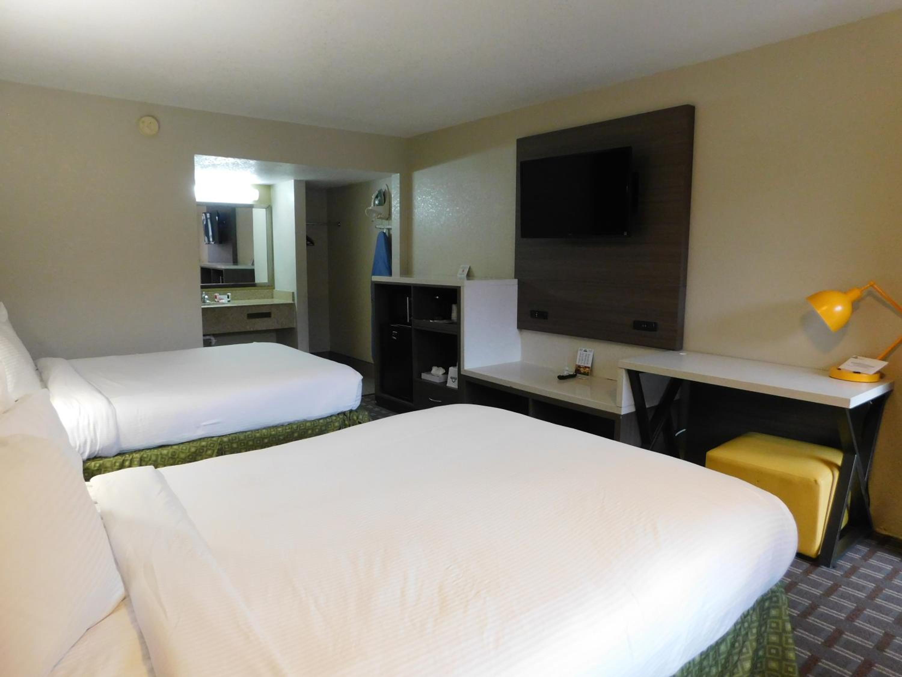 Standard Room, 2 Queen Beds, Non Smoking - Photo 5