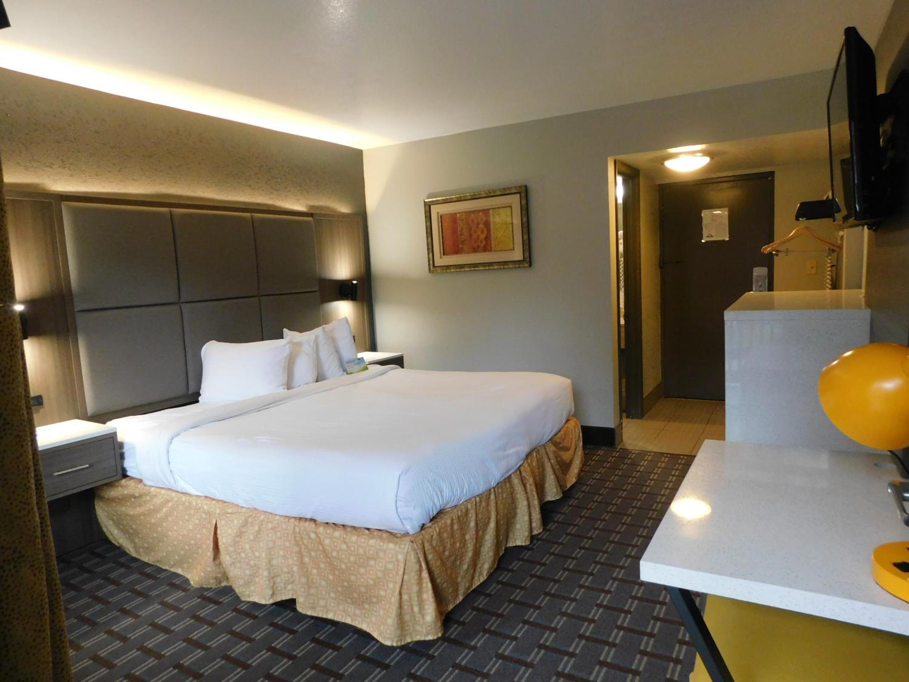 Deluxe Room, 1 King Bed, Non Smoking, Balcony - Photo 1