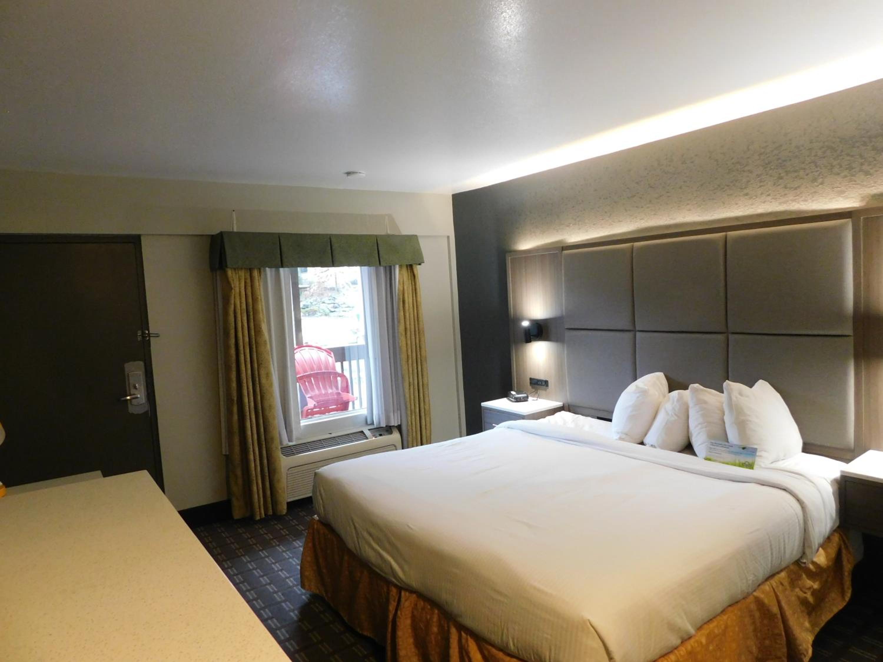 Deluxe Room, 1 King Bed, Non Smoking, Balcony - Photo 6