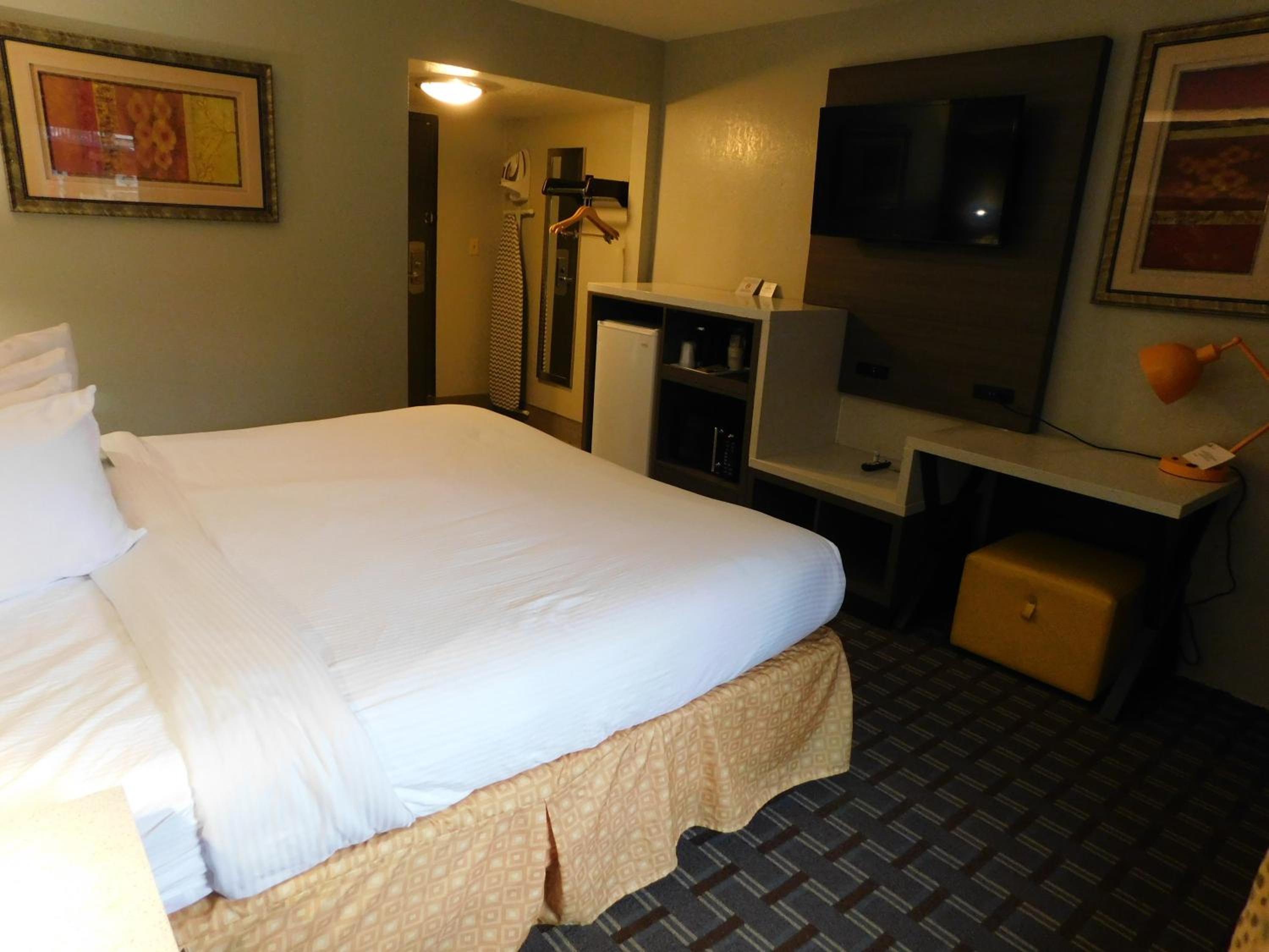 Deluxe Room, 1 King Bed, Non Smoking, Balcony - Photo 2