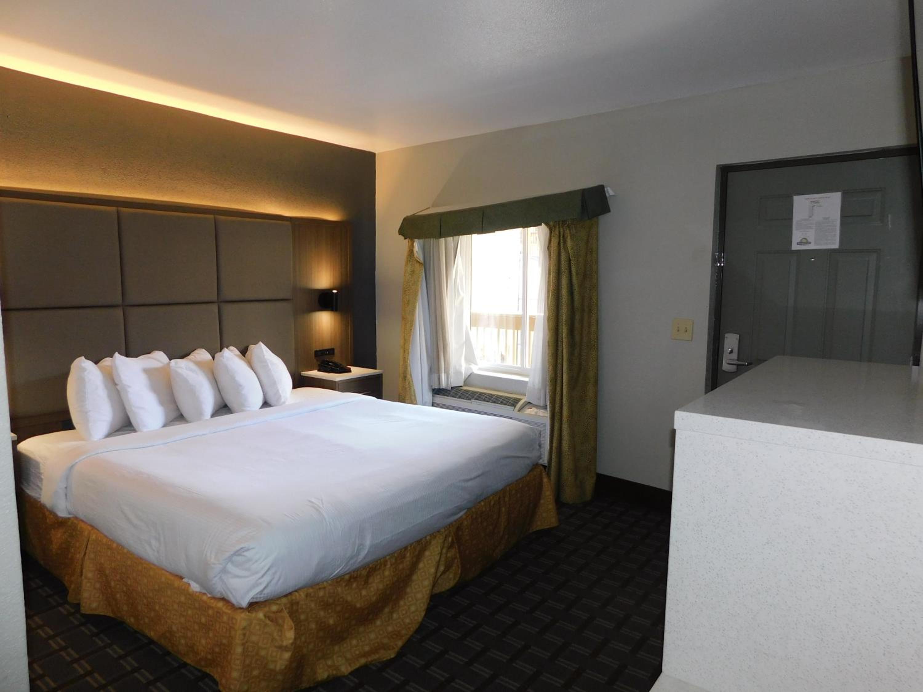 Standard Room, 1 King Bed, Non Smoking - Photo 4