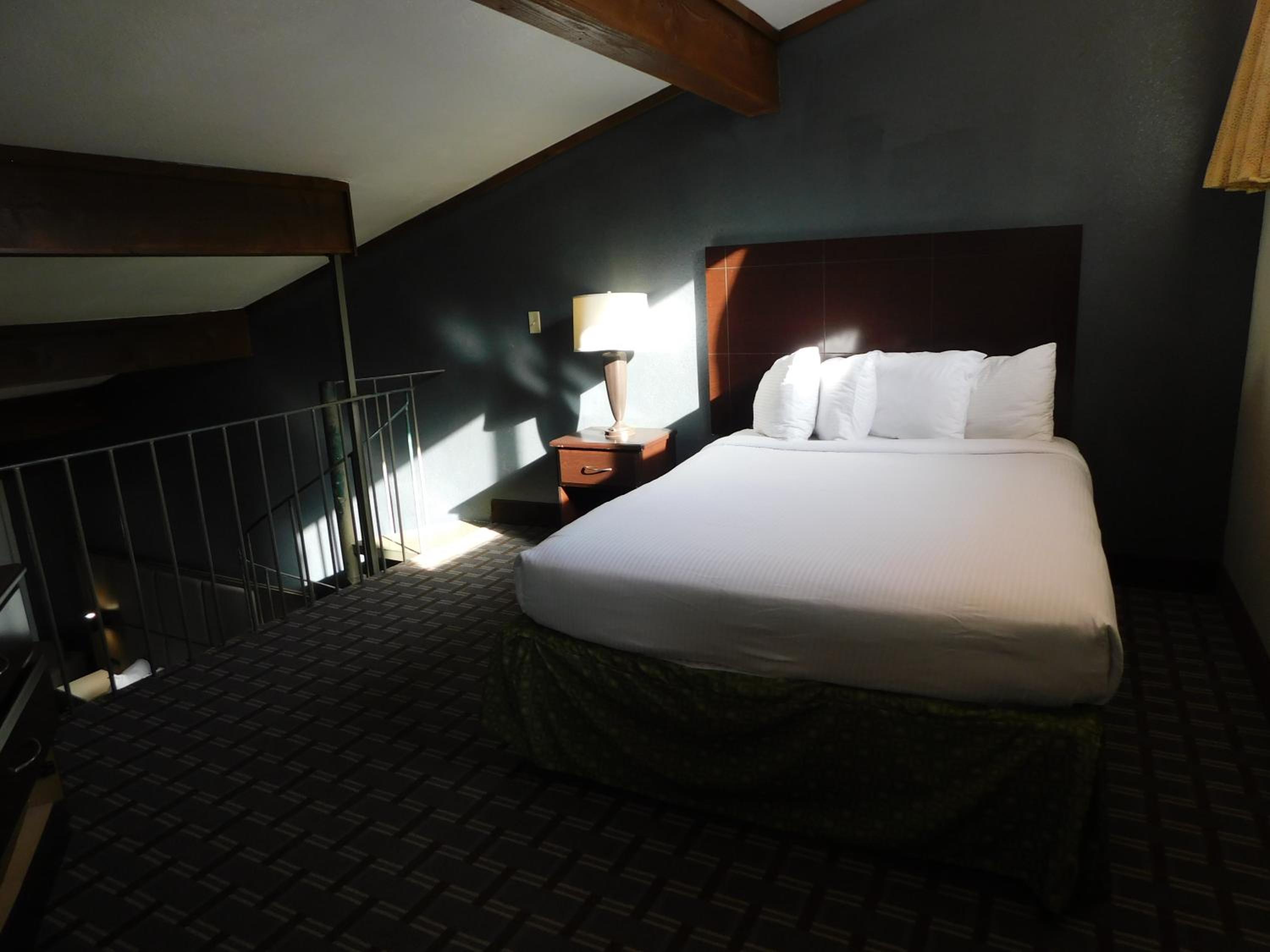 Triple Suite - Non-Smoking - Photo 8