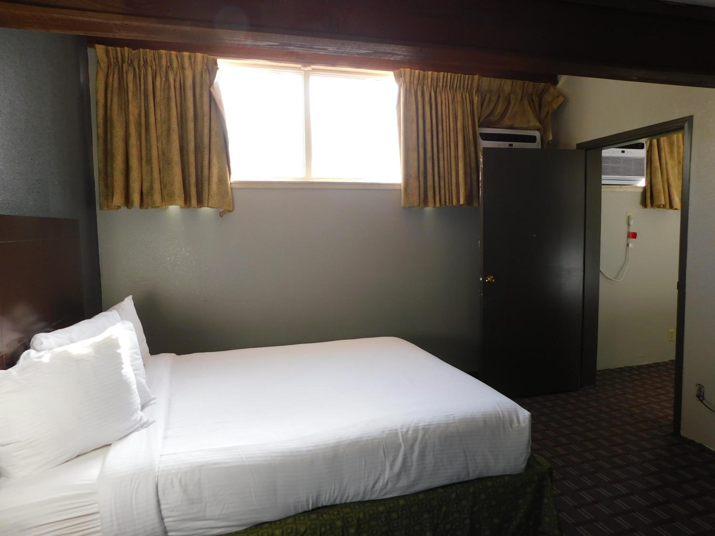 Triple Suite - Non-Smoking - Photo 9