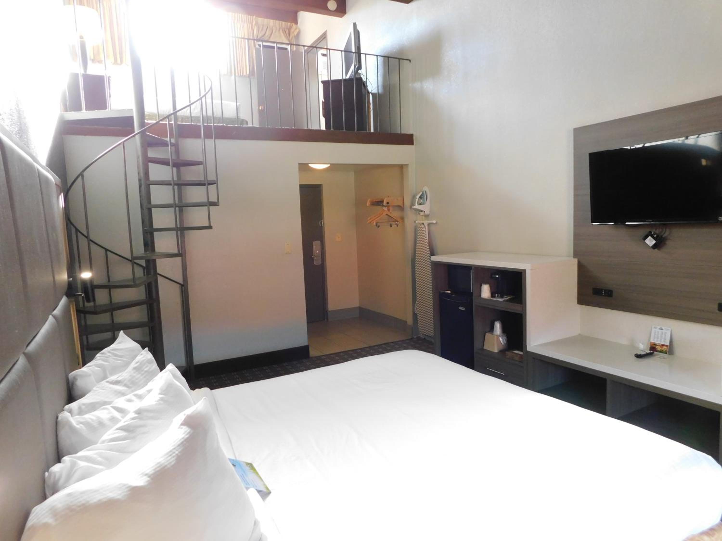 Triple Suite - Non-Smoking - Photo 5