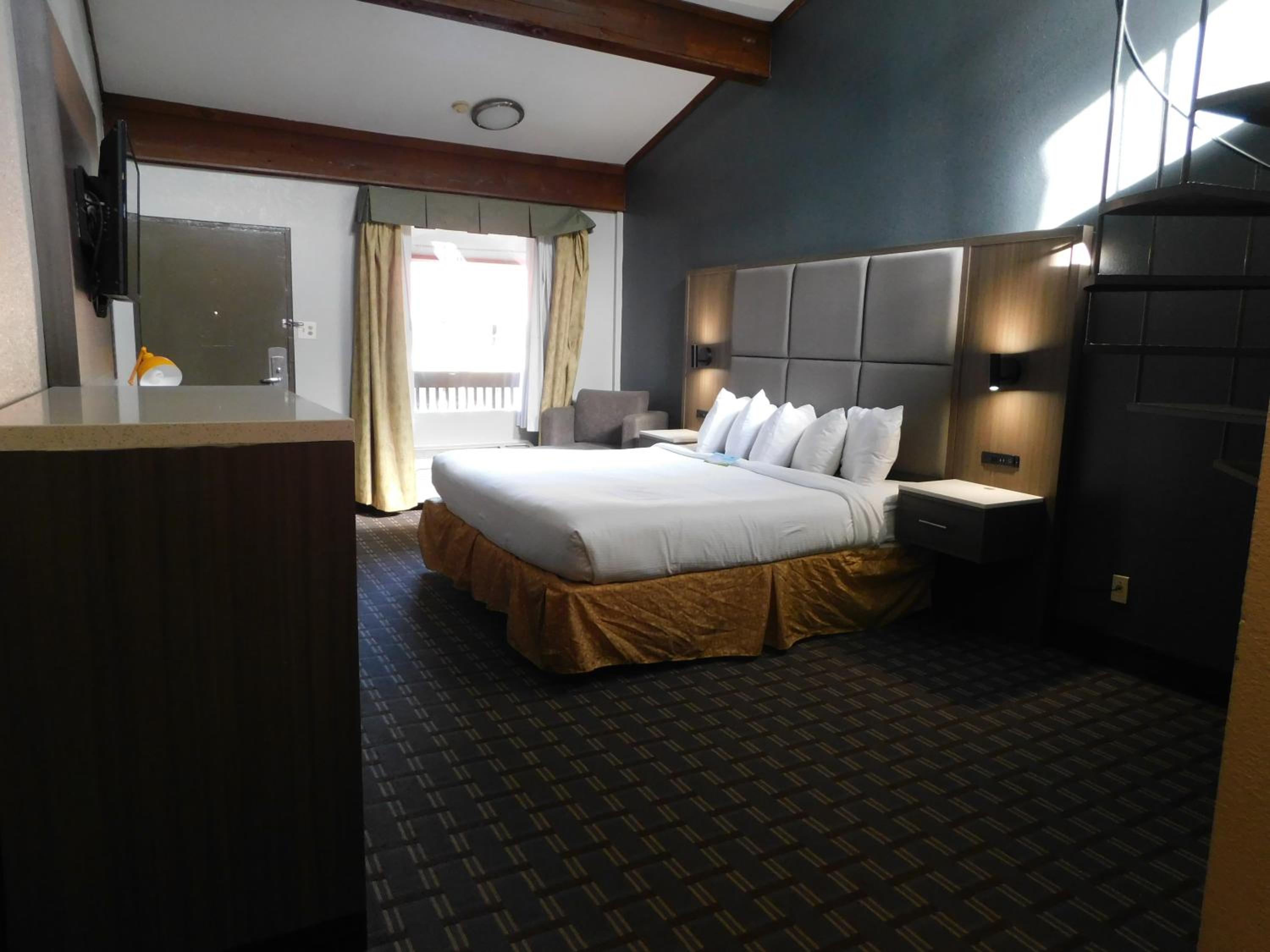Triple Suite - Non-Smoking - Photo 10
