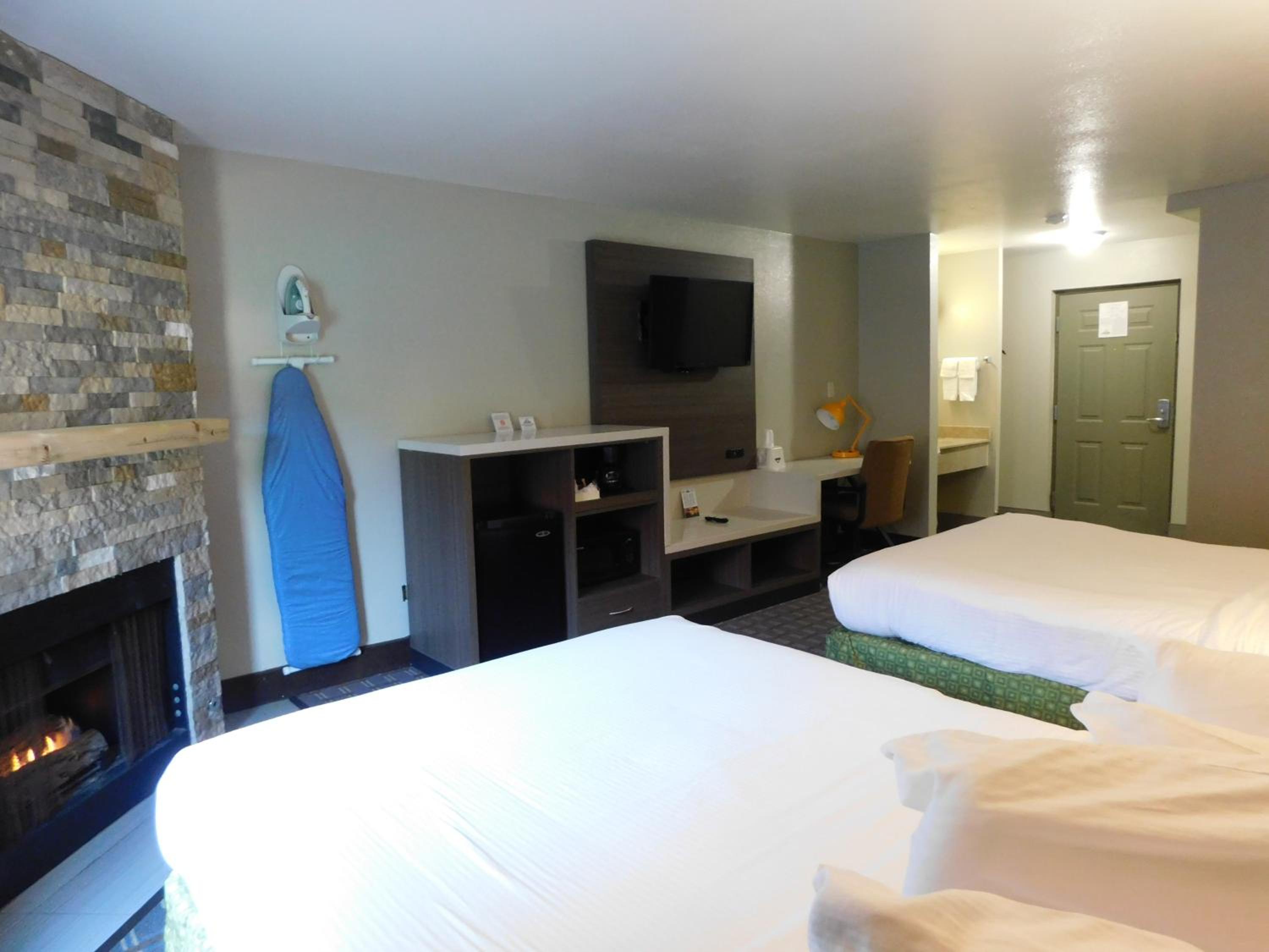 Deluxe Room, 2 Queen Beds, Non Smoking, Fireplace - Photo 5