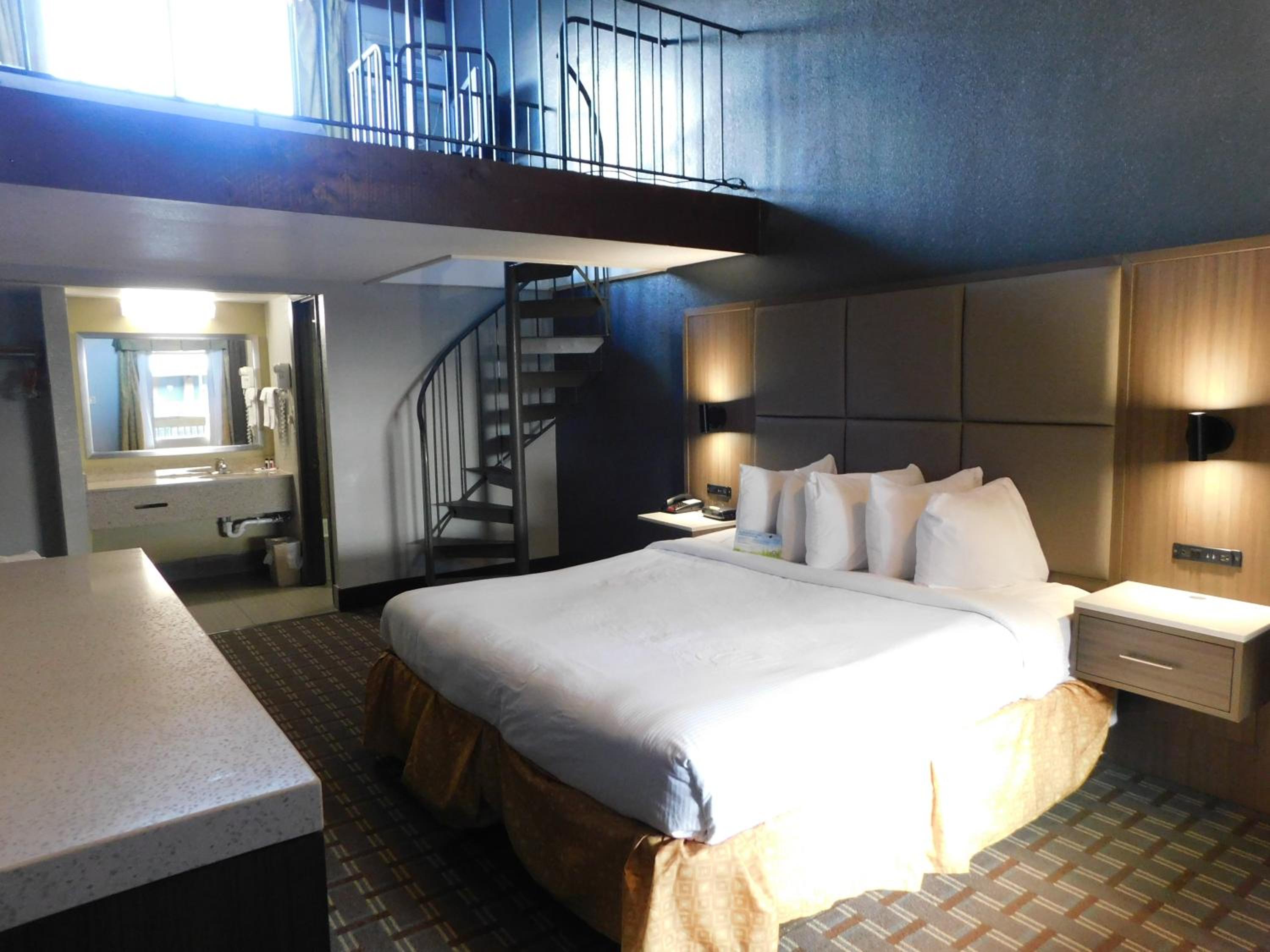 1 King Bed and 1 Queen Bed, Loft Suite, Non-Smoking - Photo 1