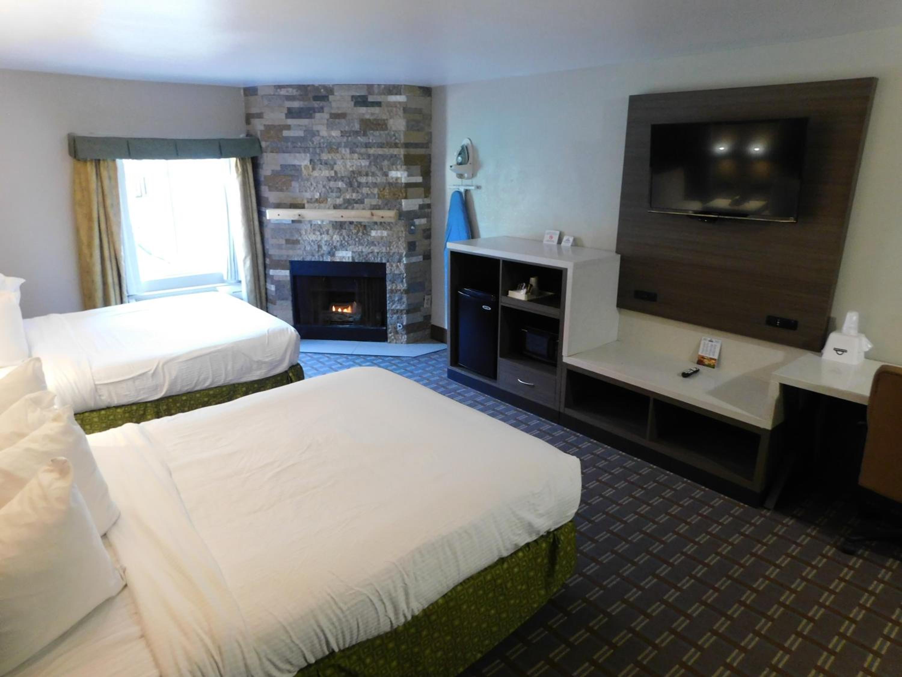 Deluxe Room, 2 Queen Beds, Non Smoking, Fireplace - Photo 3