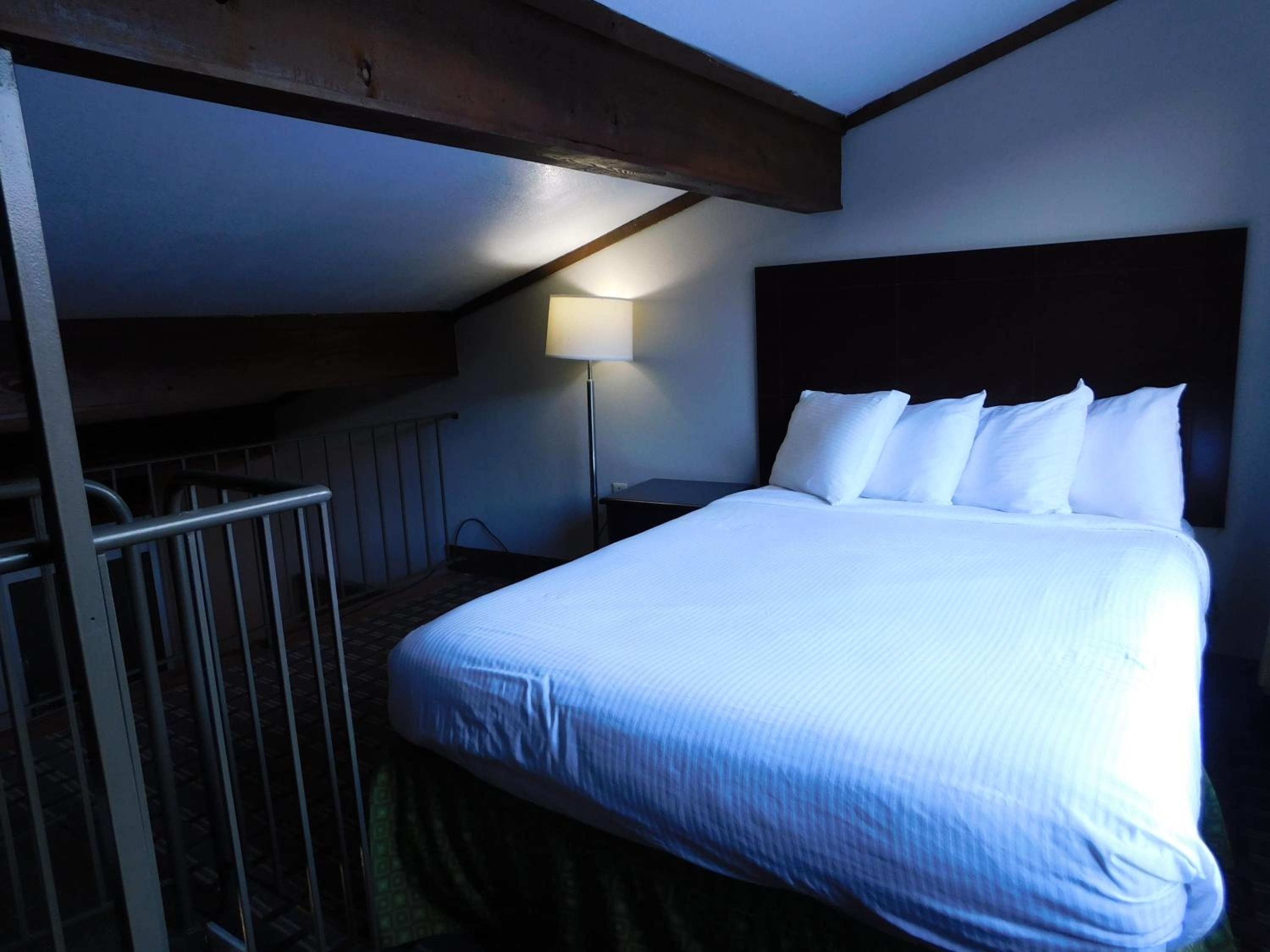 1 King Bed and 1 Queen Bed, Loft Suite, Non-Smoking - Photo 5
