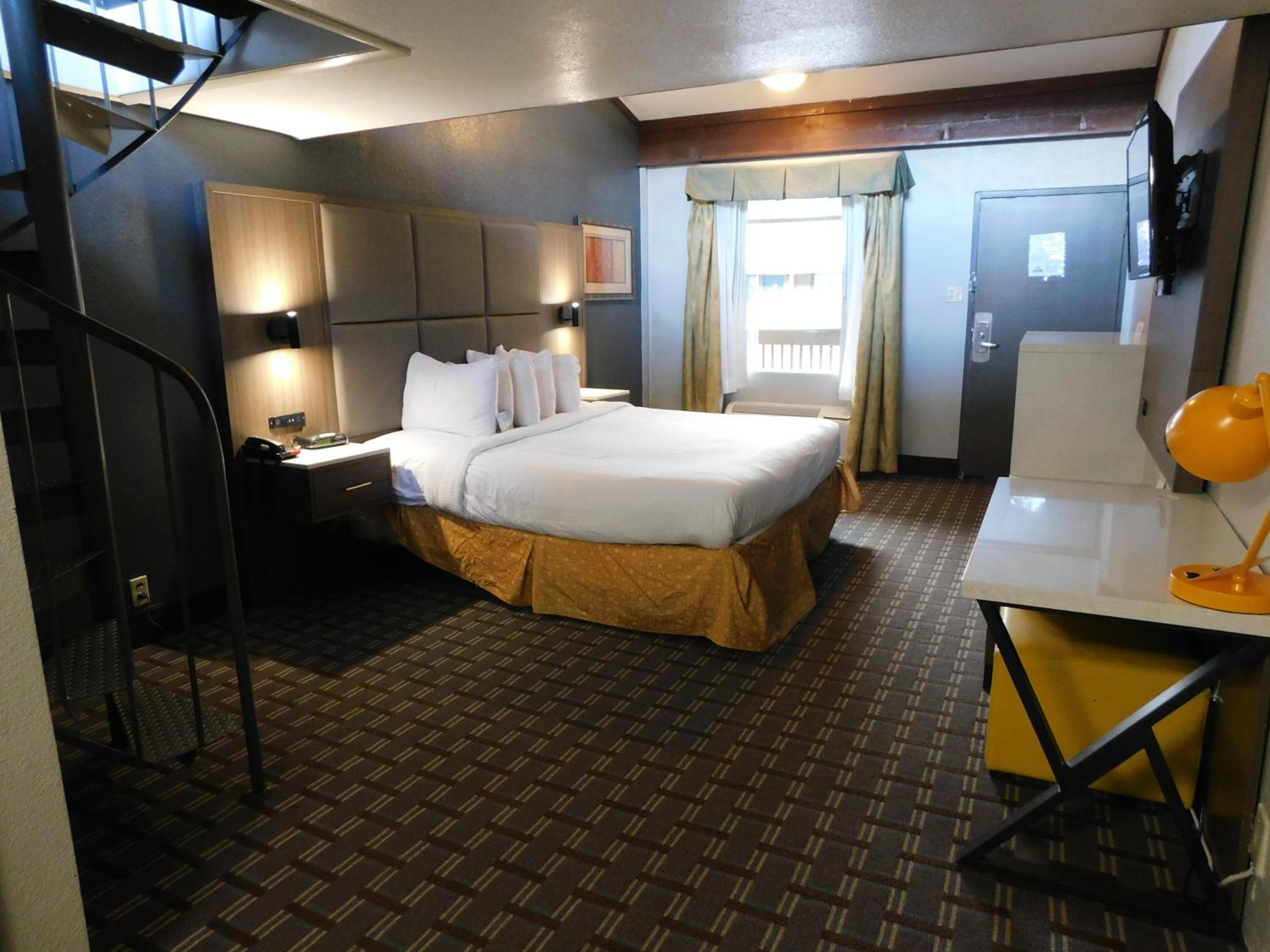 1 King Bed and 1 Queen Bed, Loft Suite, Non-Smoking - Photo 2