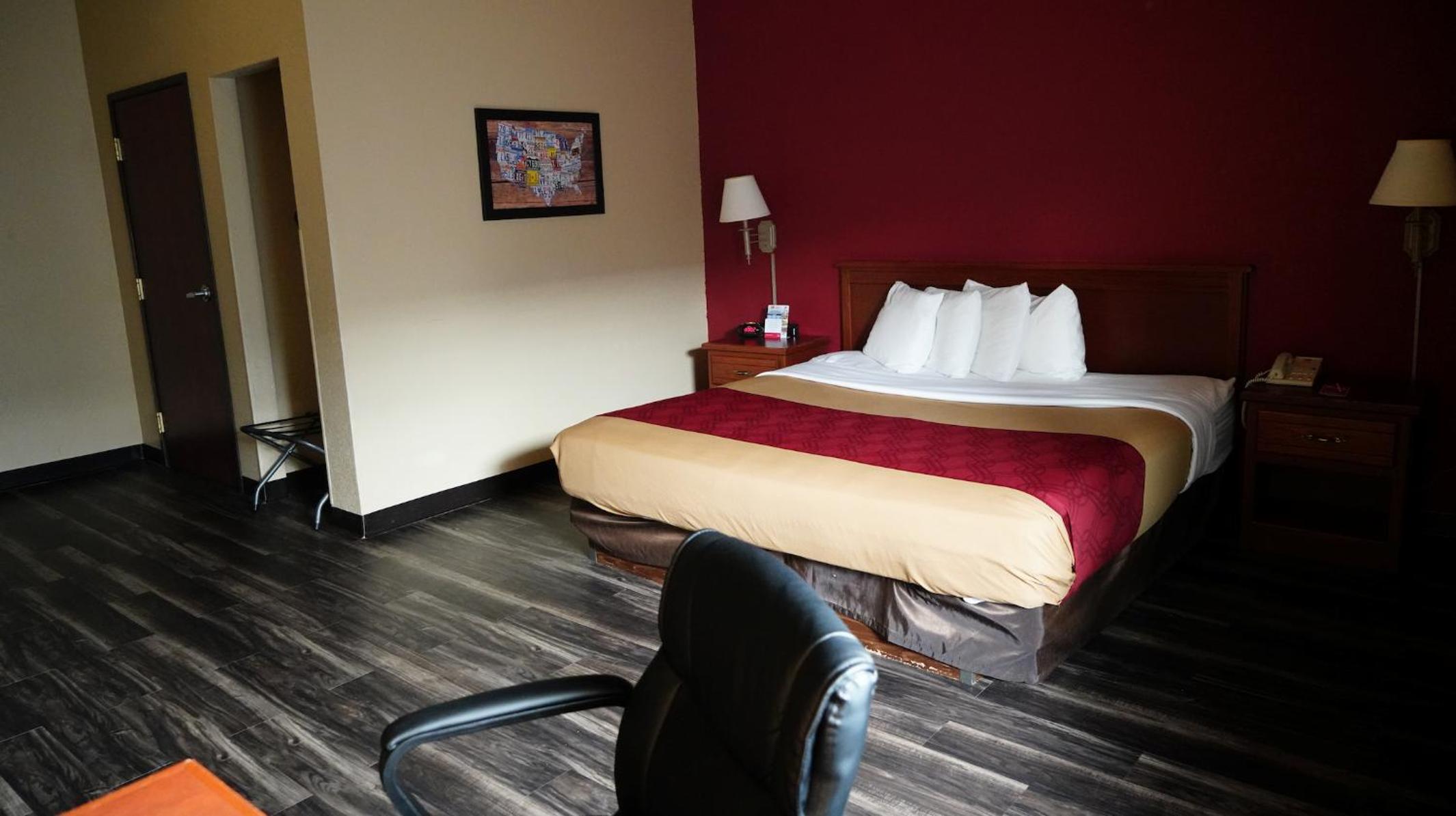 King Room - Non-Smoking - Photo 2