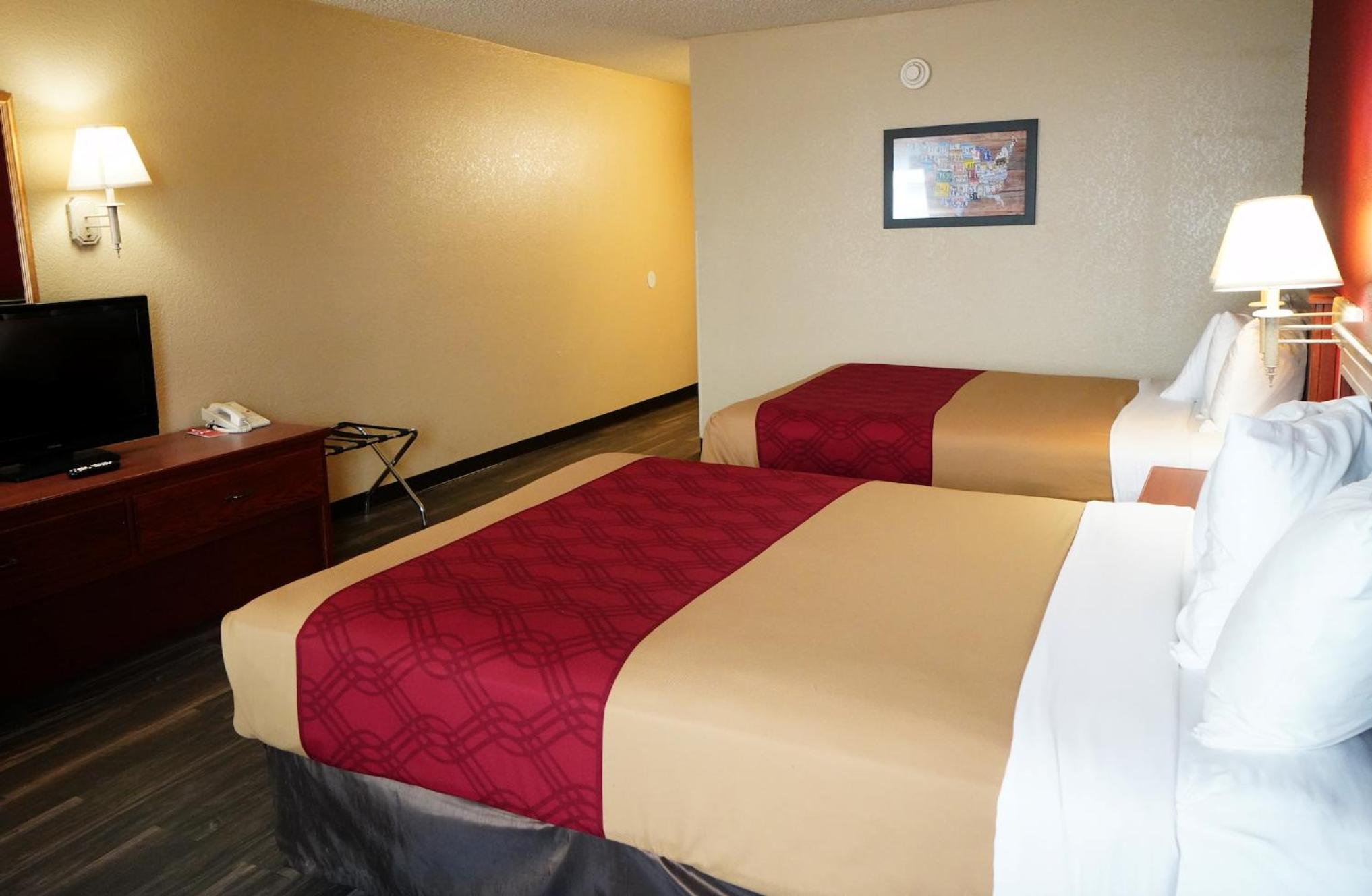 Queen Room with Two Queen Beds - Non-Smoking - Photo 3