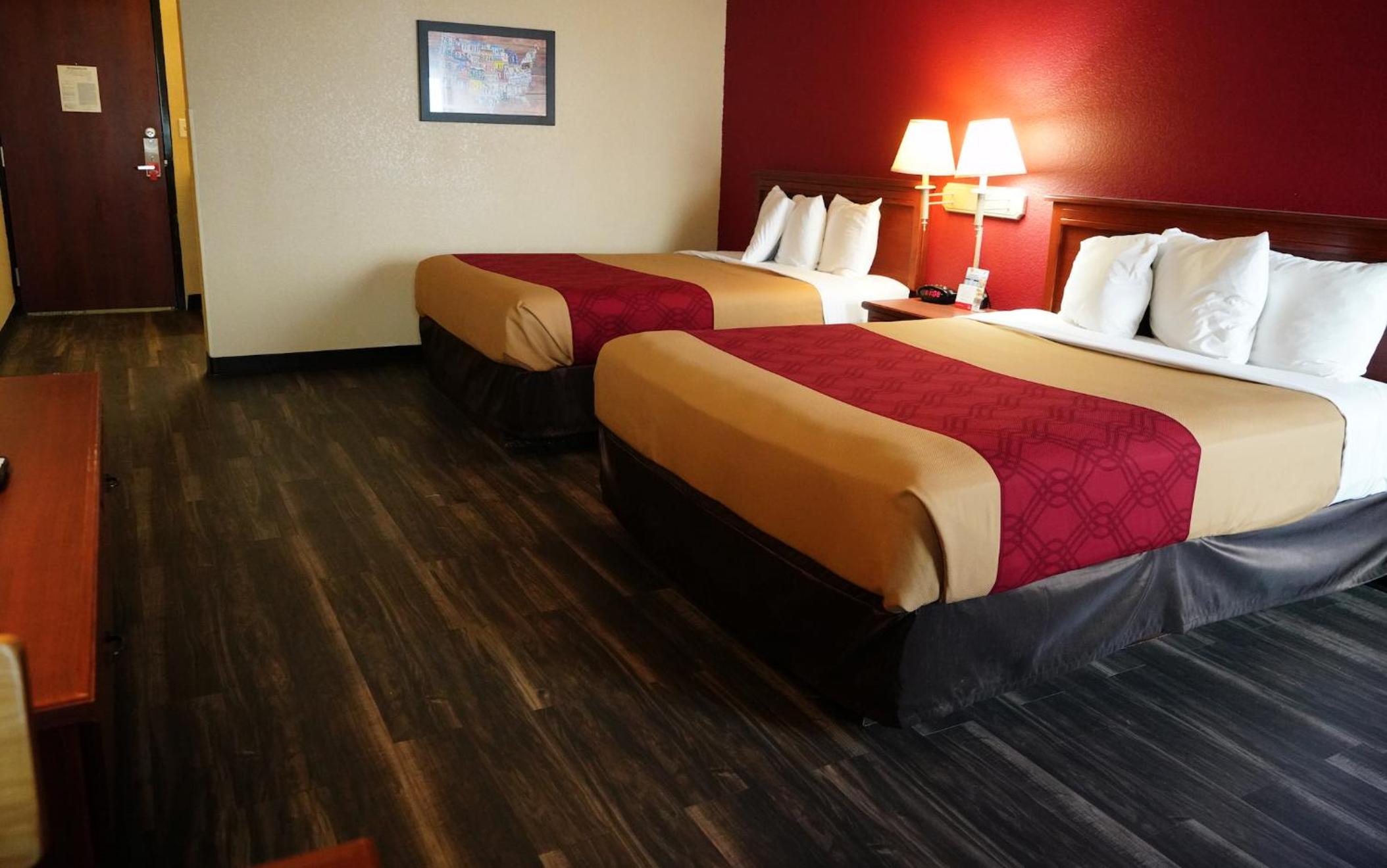 Queen Room with Two Queen Beds - Non-Smoking - Photo 2