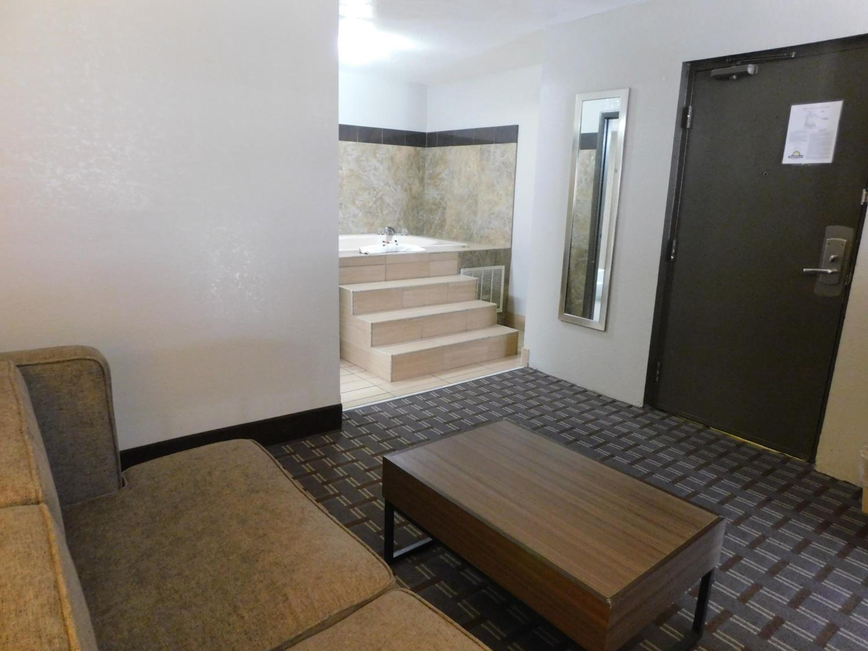 King Studio Suite - Non-Smoking - Photo 7