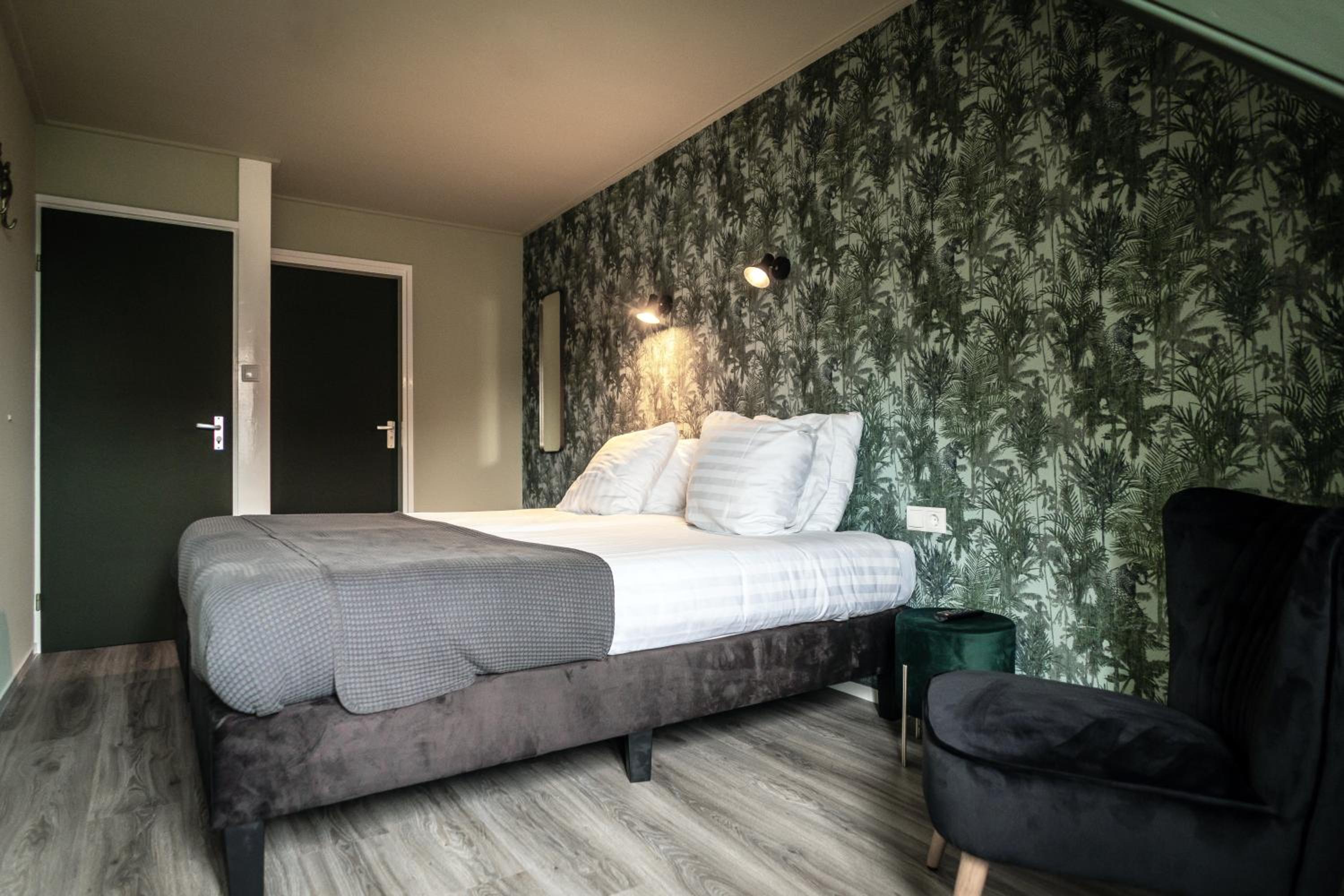 Large Double Room - Photo 1