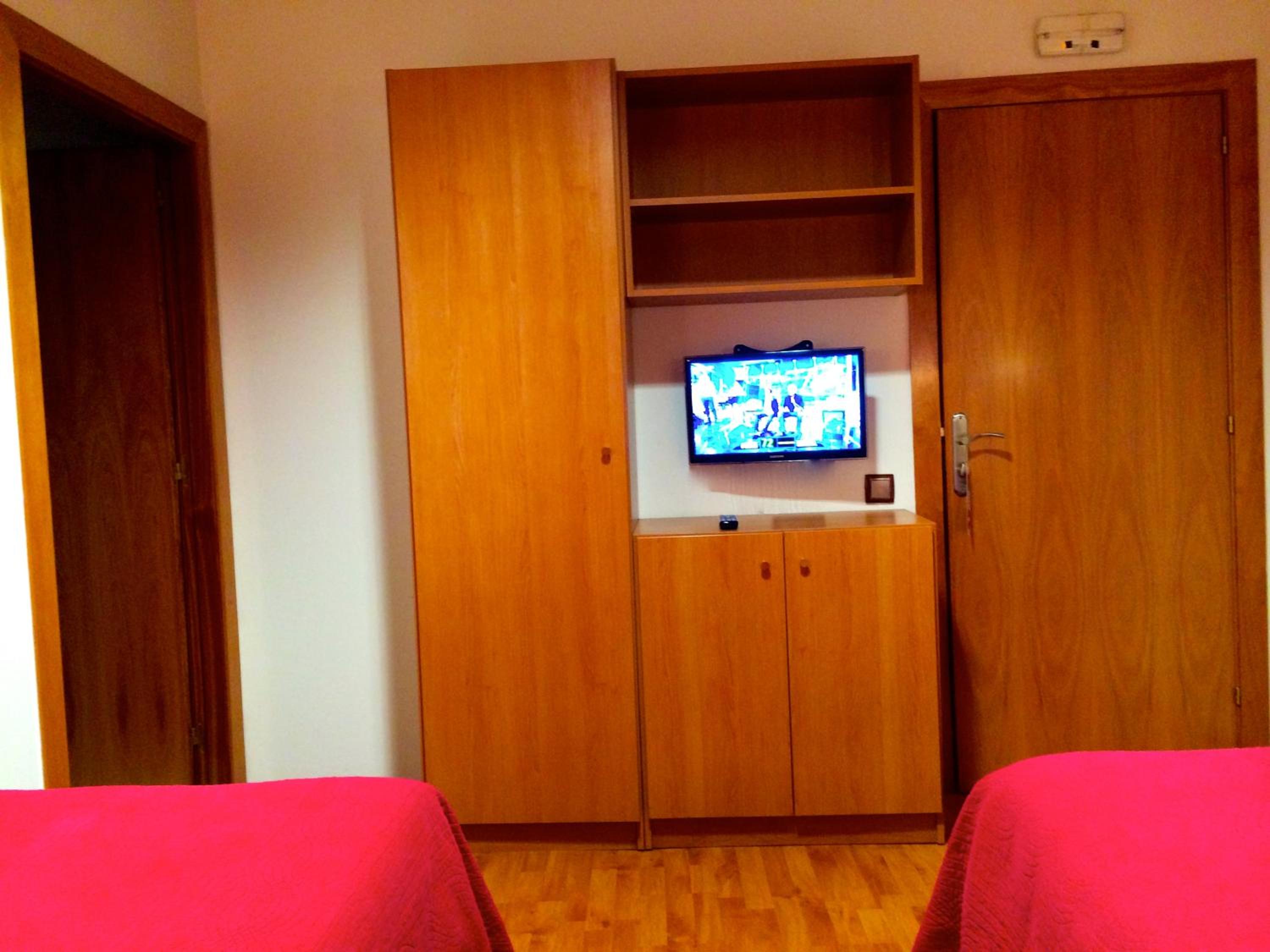 Twin Room with Private Bathroom photo 3