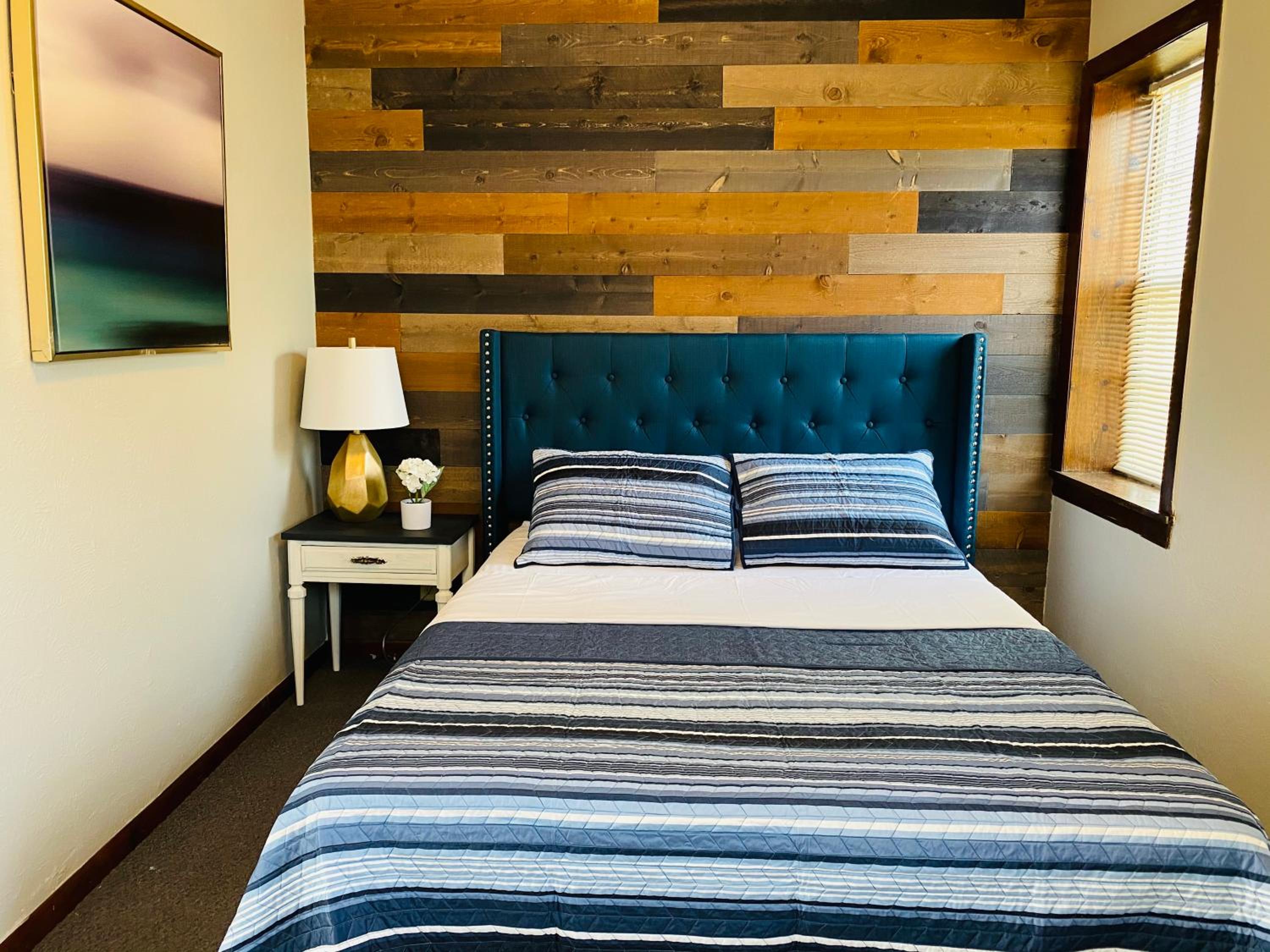 Deluxe Queen Suite
