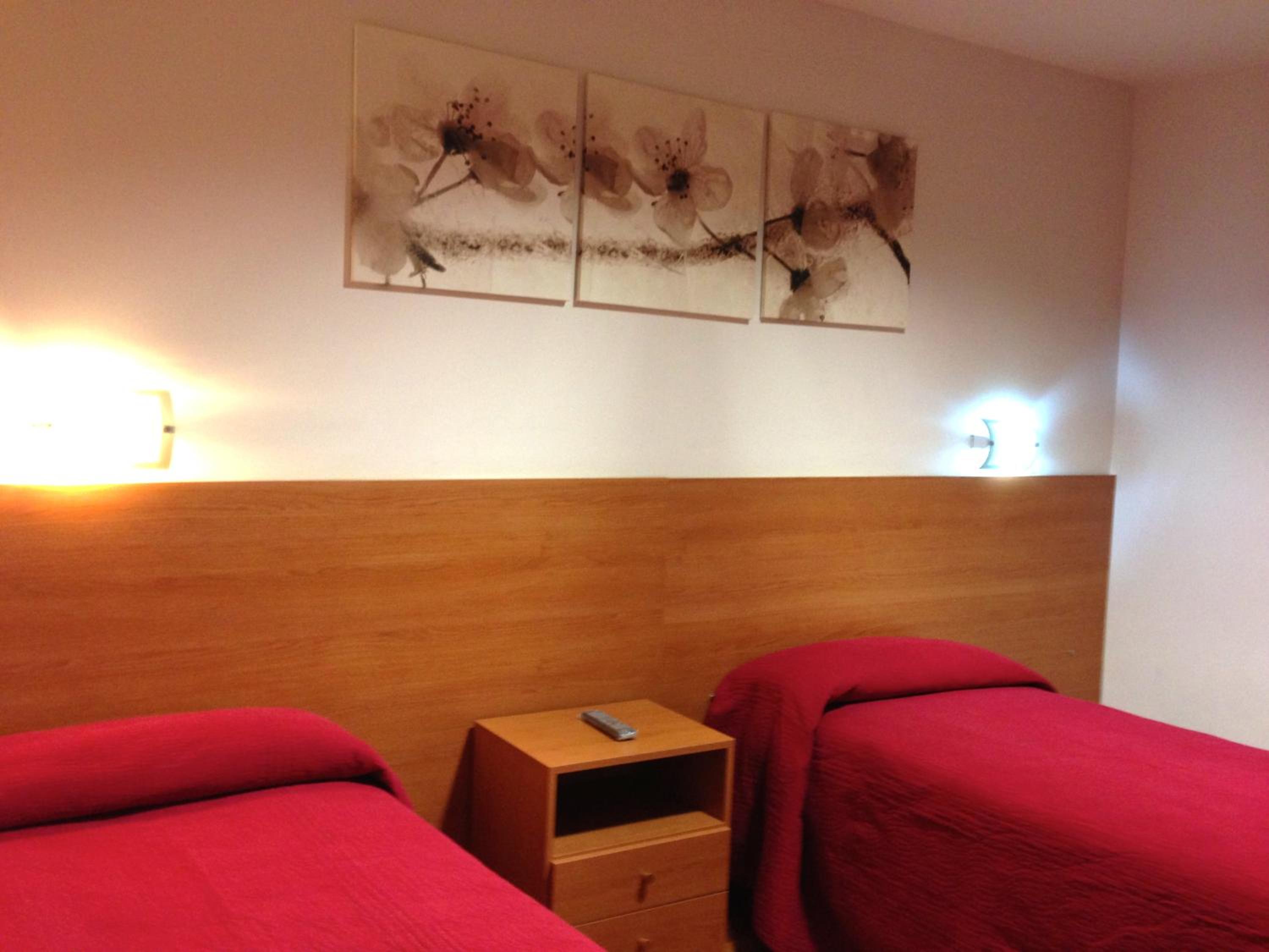Twin Room with Private Bathroom photo 2