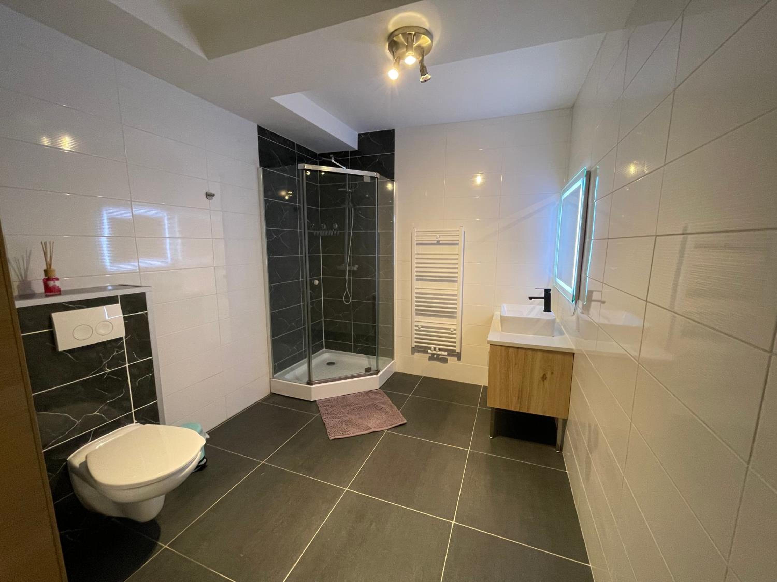 Deluxe Double Room with Shower photo 2