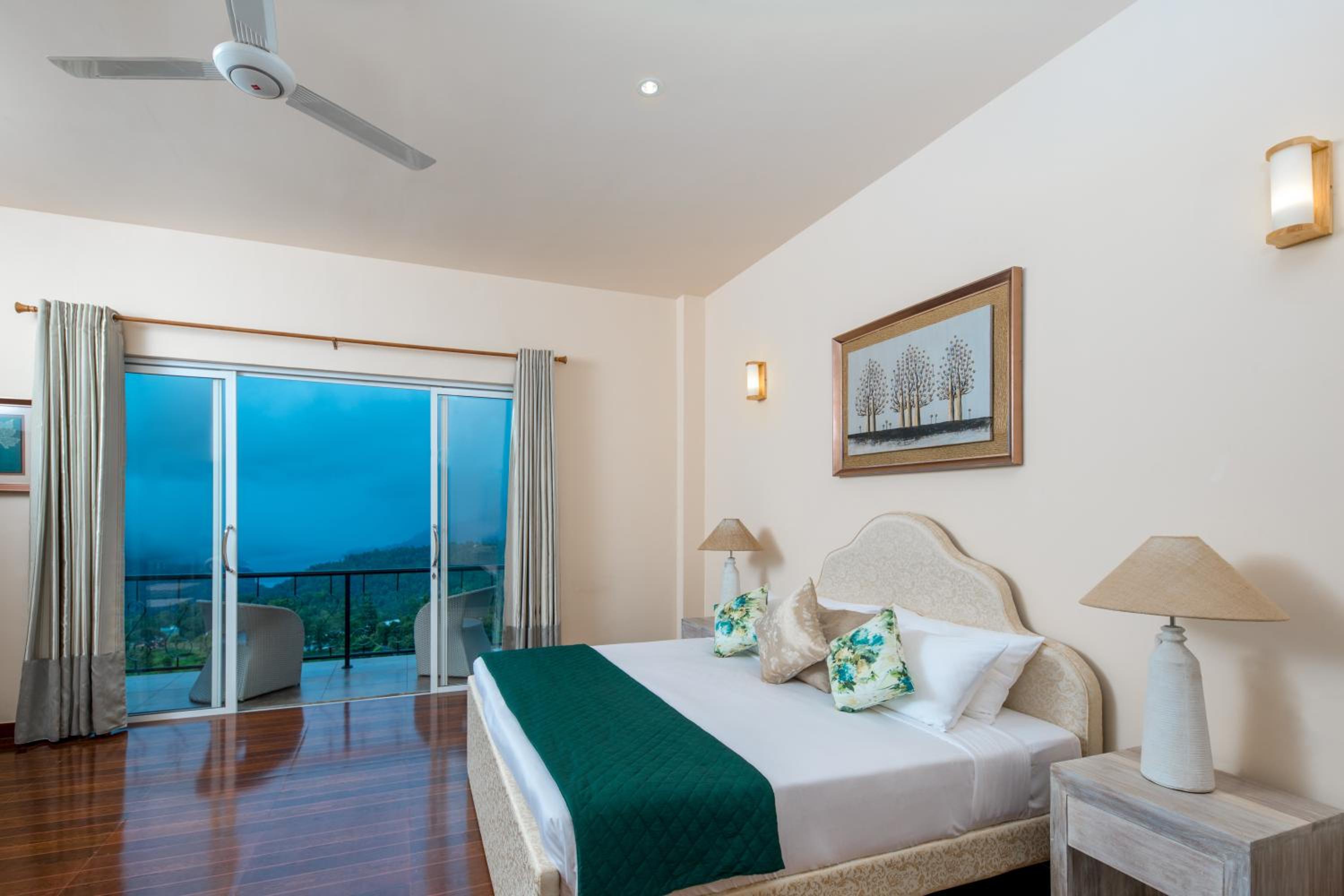 Deluxe Double Room with Balcony photo 1
