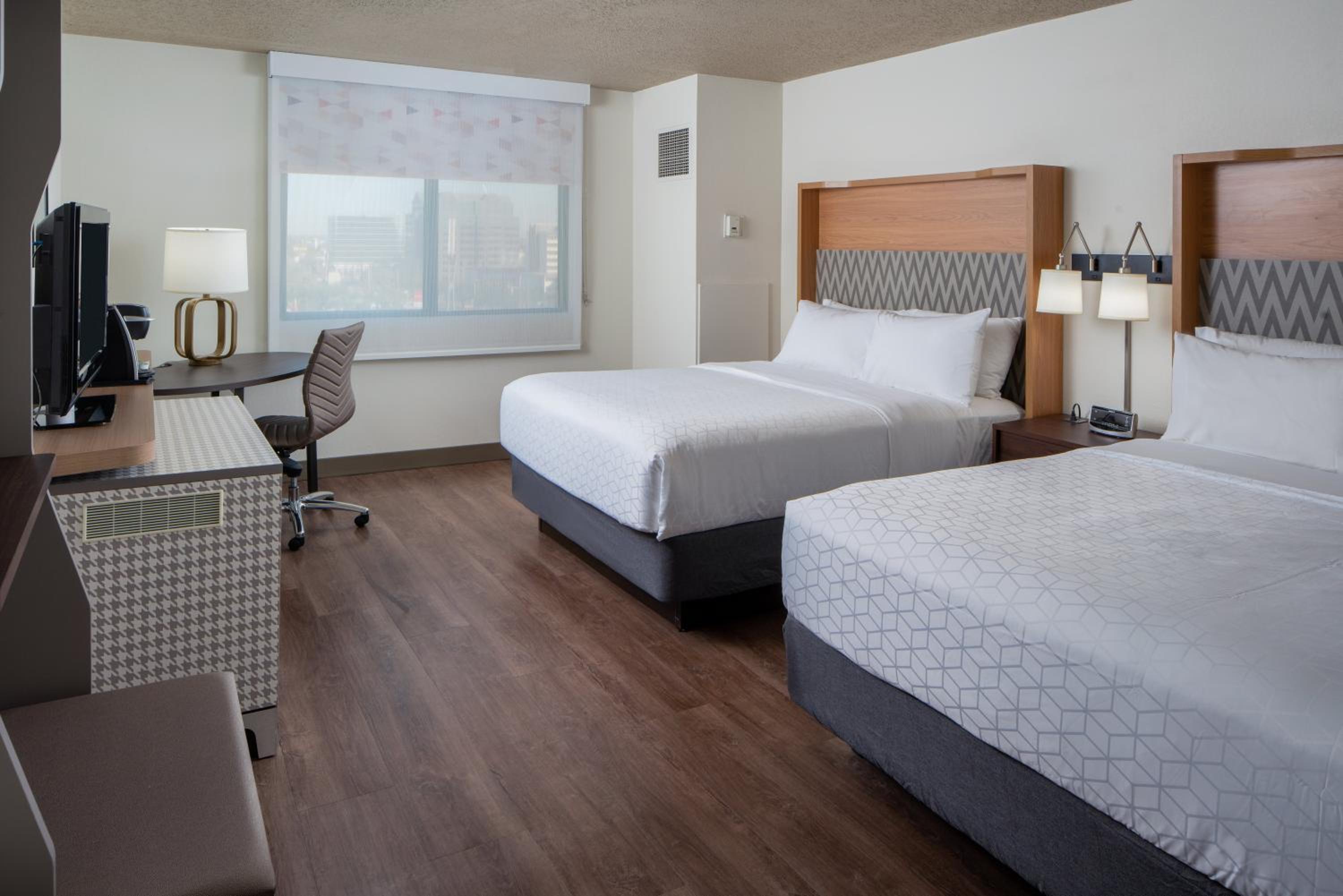 Queen Room with Two Queen Beds - High Floor - Non-Smoking - Photo 2