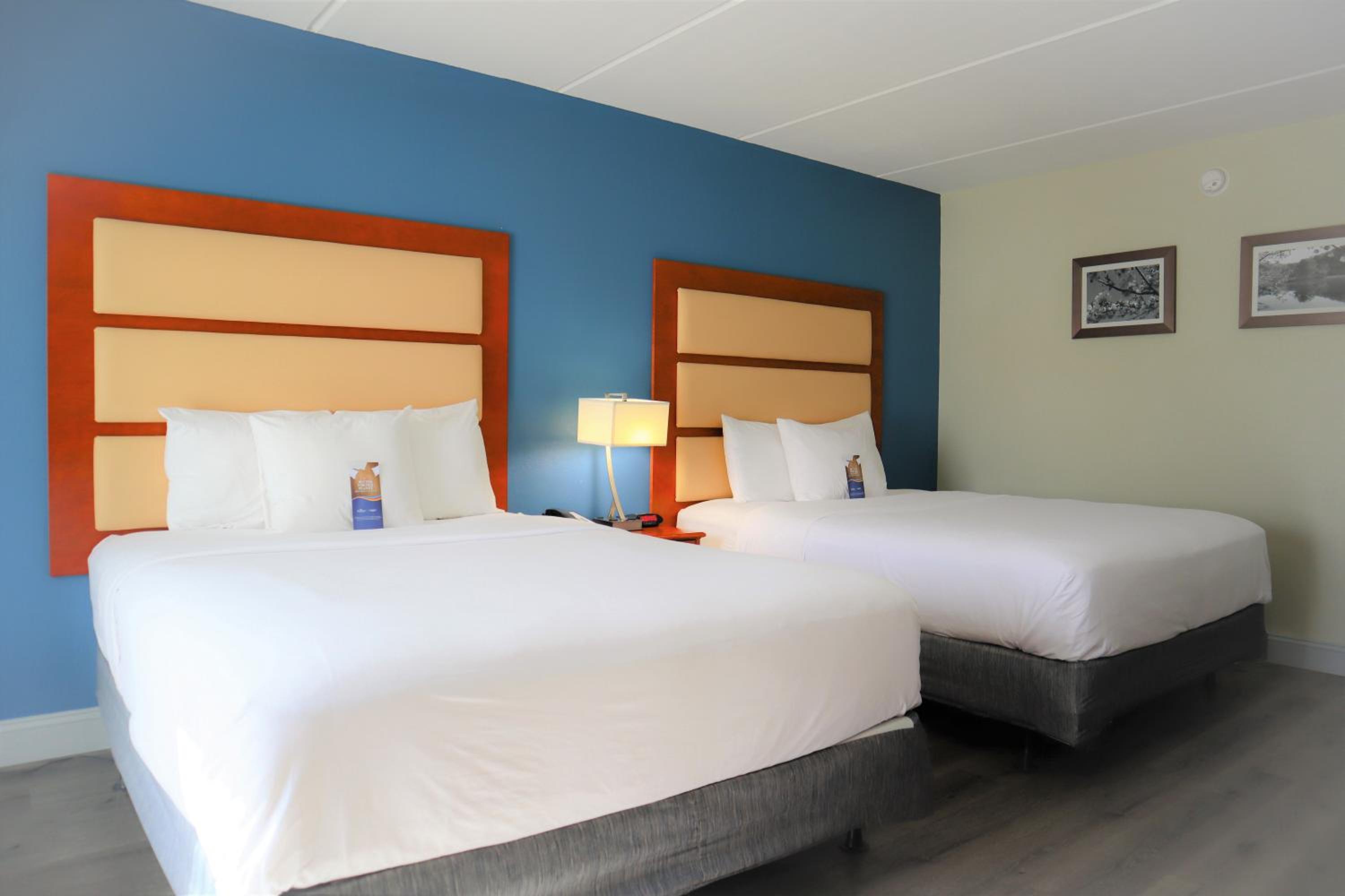 Queen Room with Two Queen Beds - Non-Smoking - Photo 3