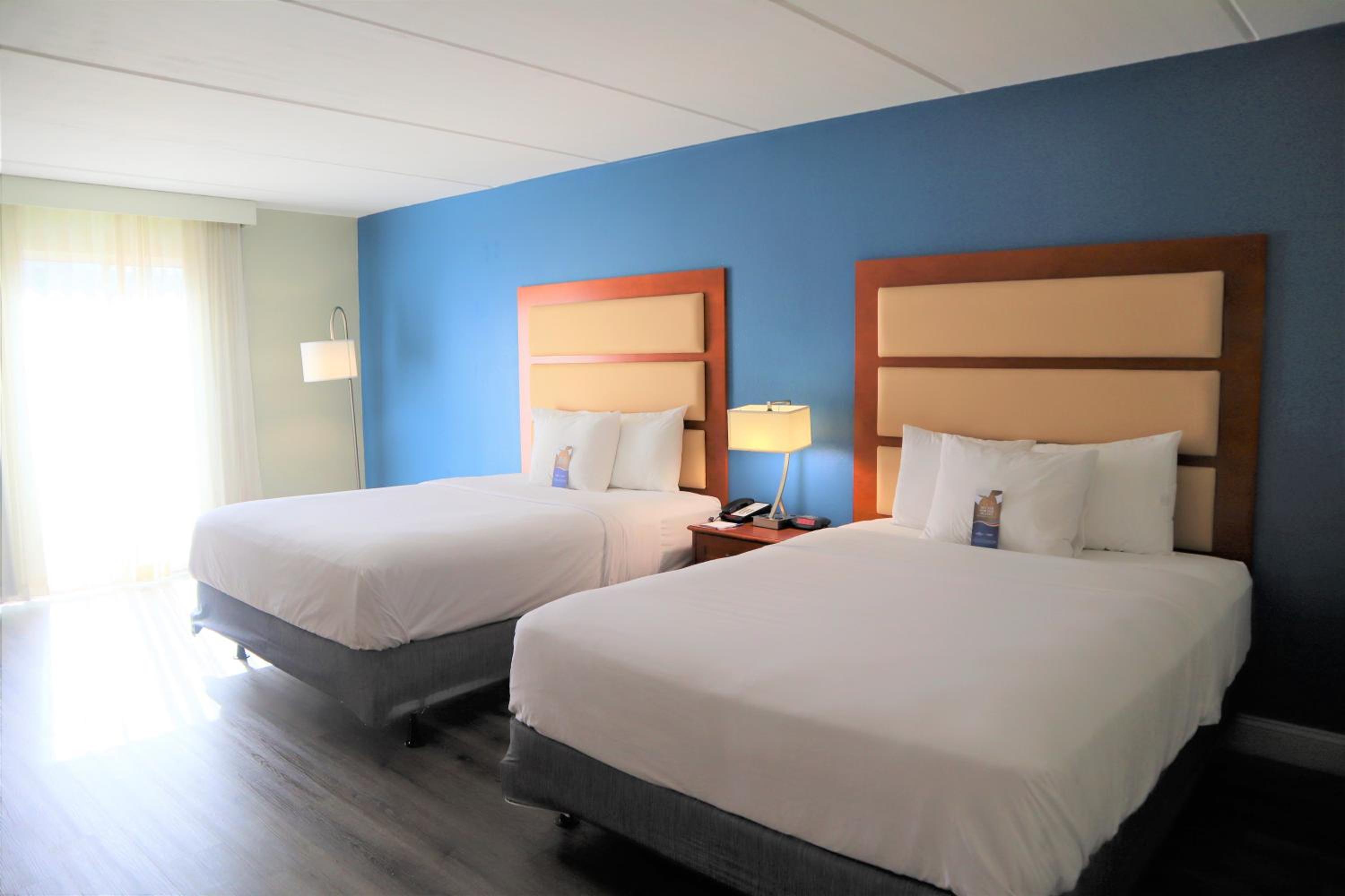 Queen Room with Two Queen Beds - Non-Smoking - Photo 4