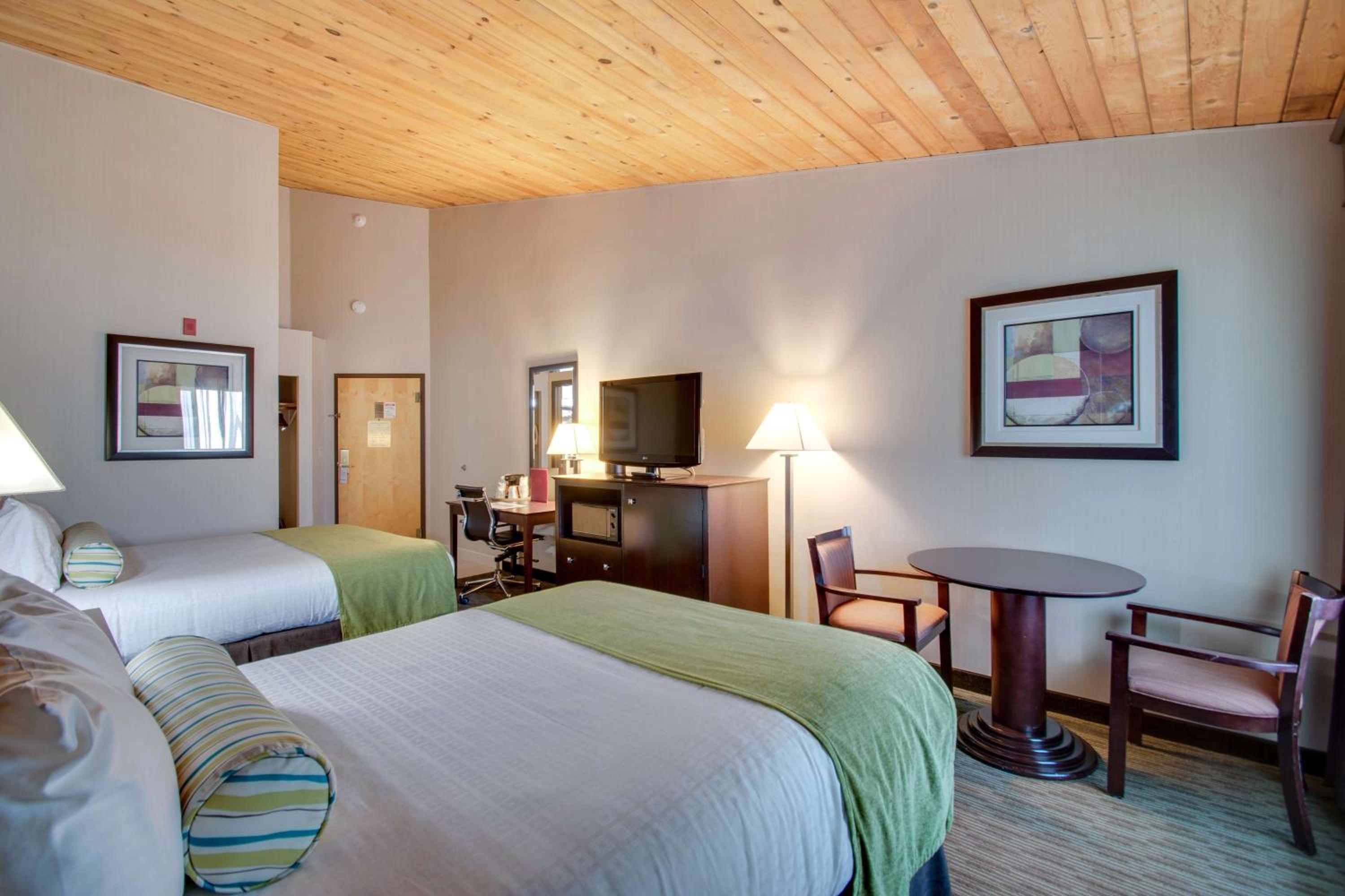 Suite with Three Queen Beds - Non-Smoking - Photo 3