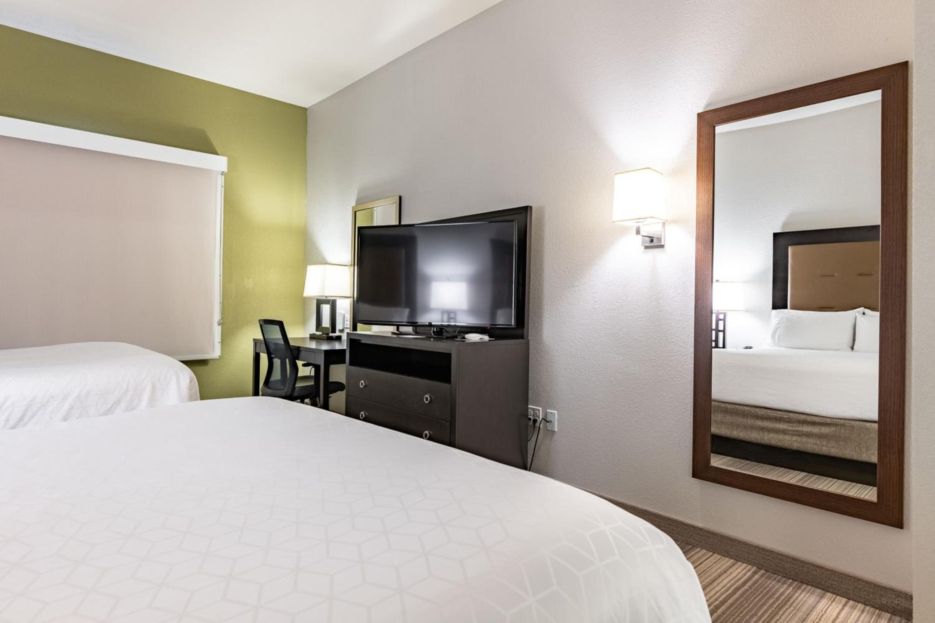 Standard Queen Room with Two Queen Beds photo 2