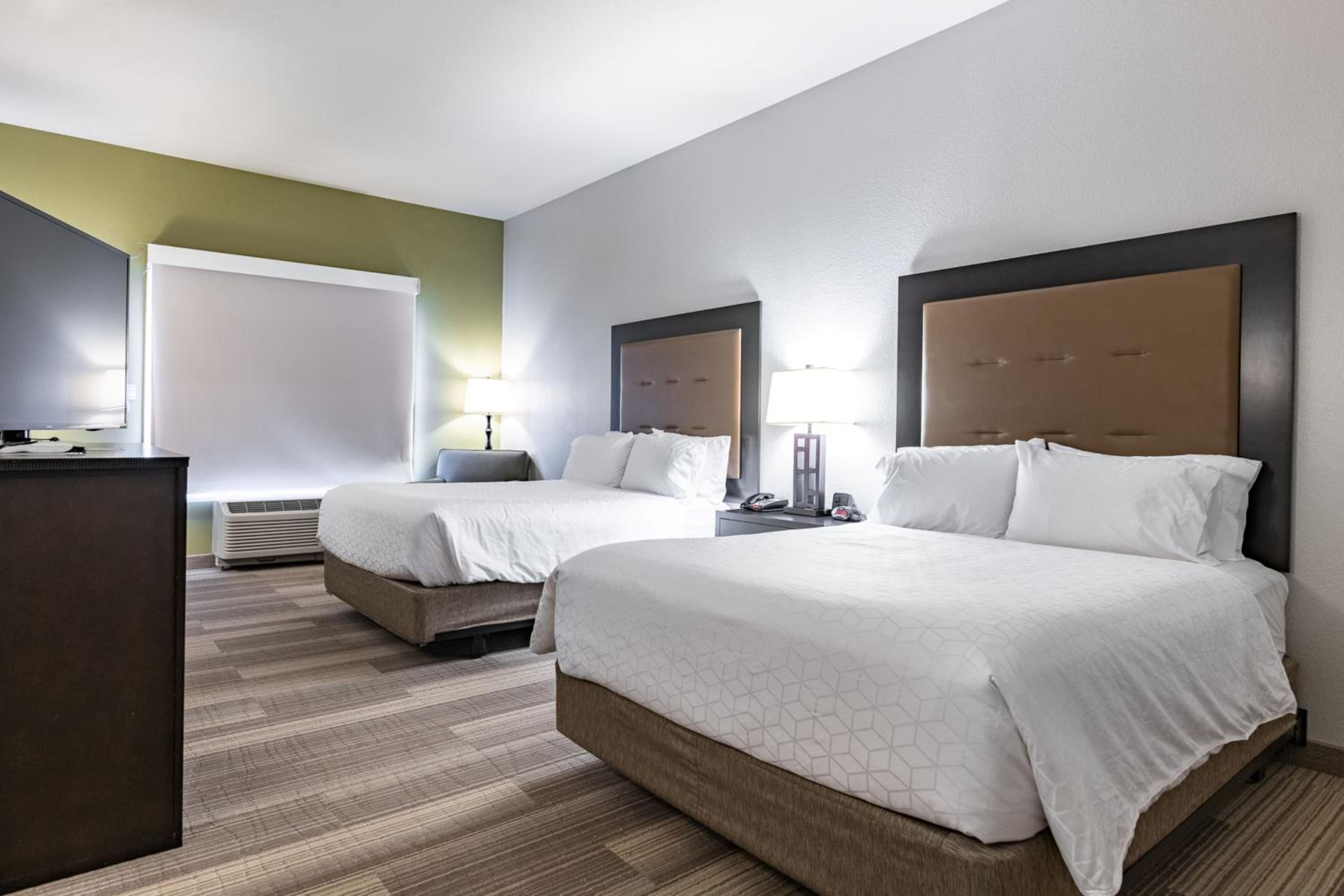 Suite with Two Queen Beds - Communications Access photo 2