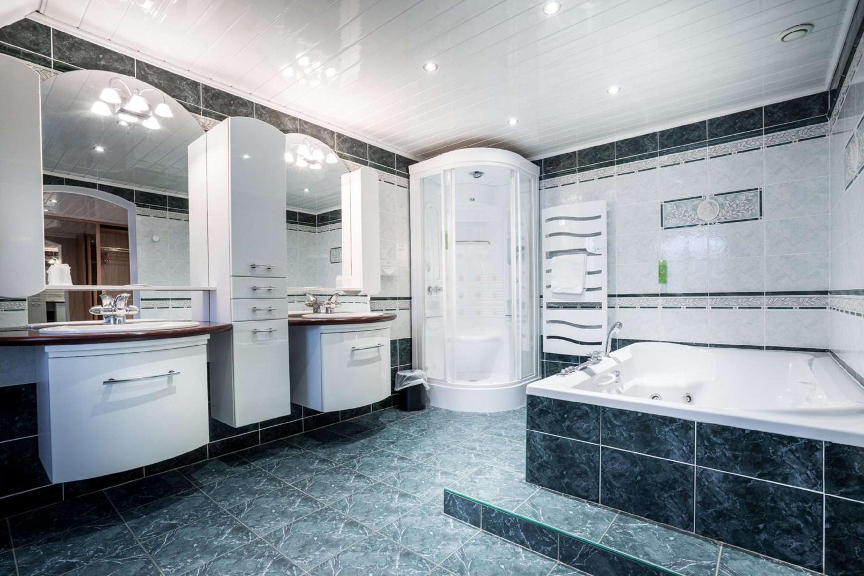 Two-Room Family Suite with Two King Beds and Spa Bath - Valley View/Non-Smoking photo 3
