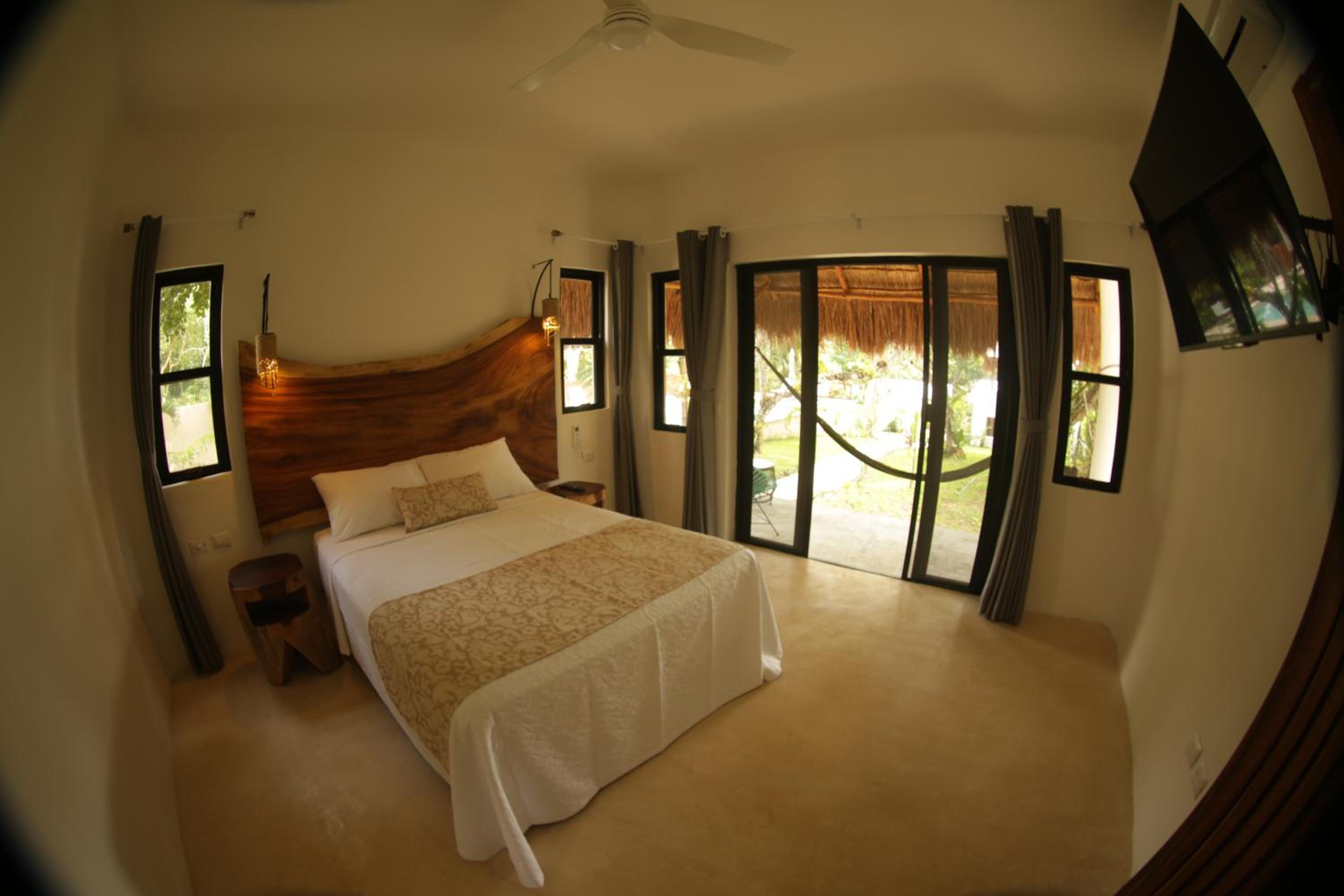 Queen Room with Garden View - Photo 2